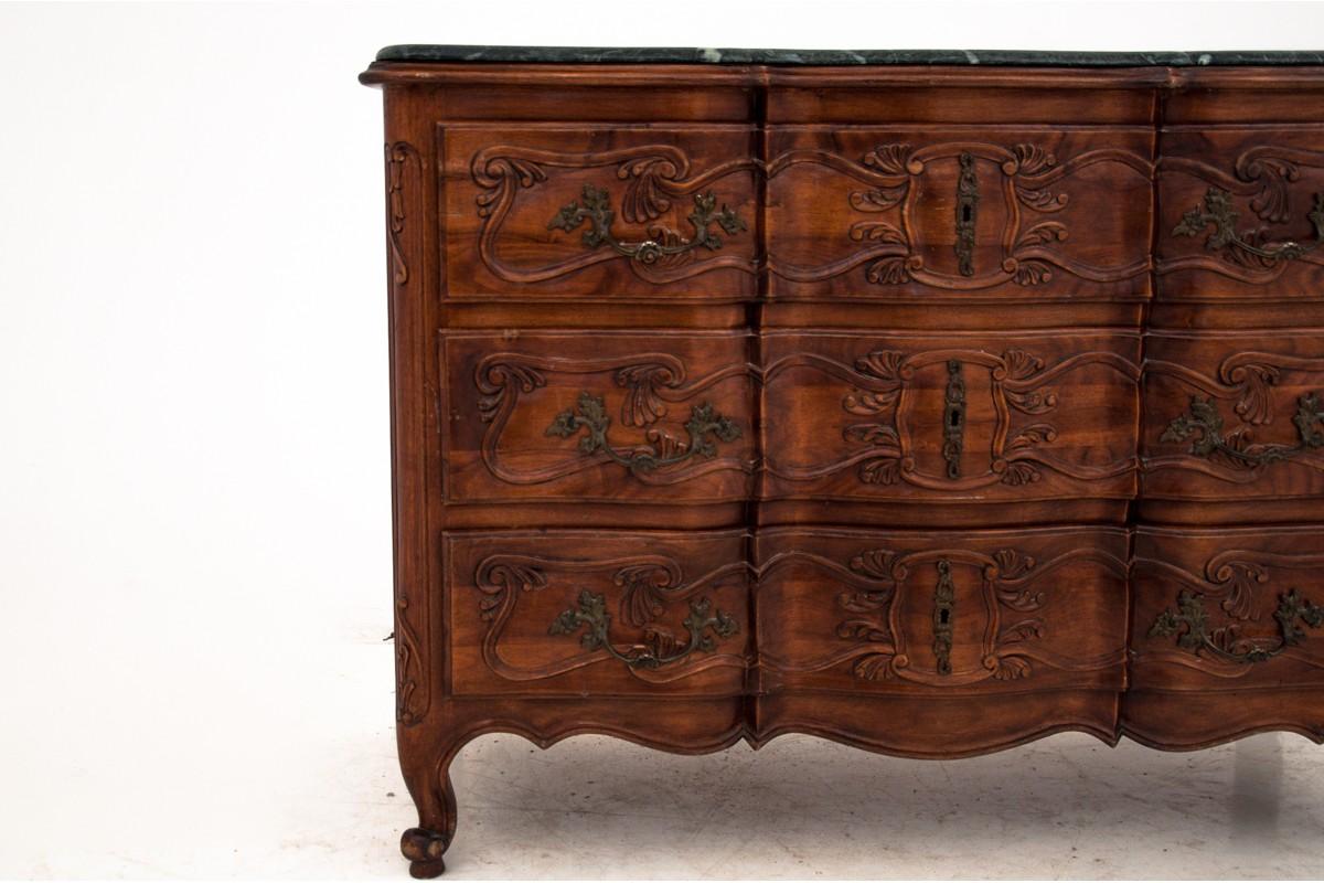 A unique dresser from circa 1900.

Very good condition

Origin: France

Wood: Walnut.