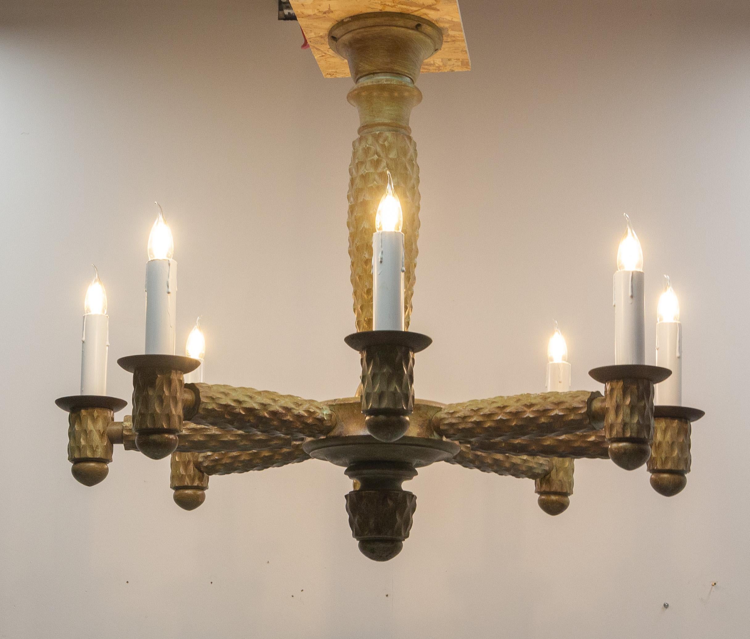 Lampadario a sospensione, Francia, metà del secolo scorso
Otto lampade montate su un supporto in legno dipinto, intagliato in stile cactus.
Lustro per una stanza grande.
Le tazze in legno e i portalampada sono stati rifatti in faggio.
Buono