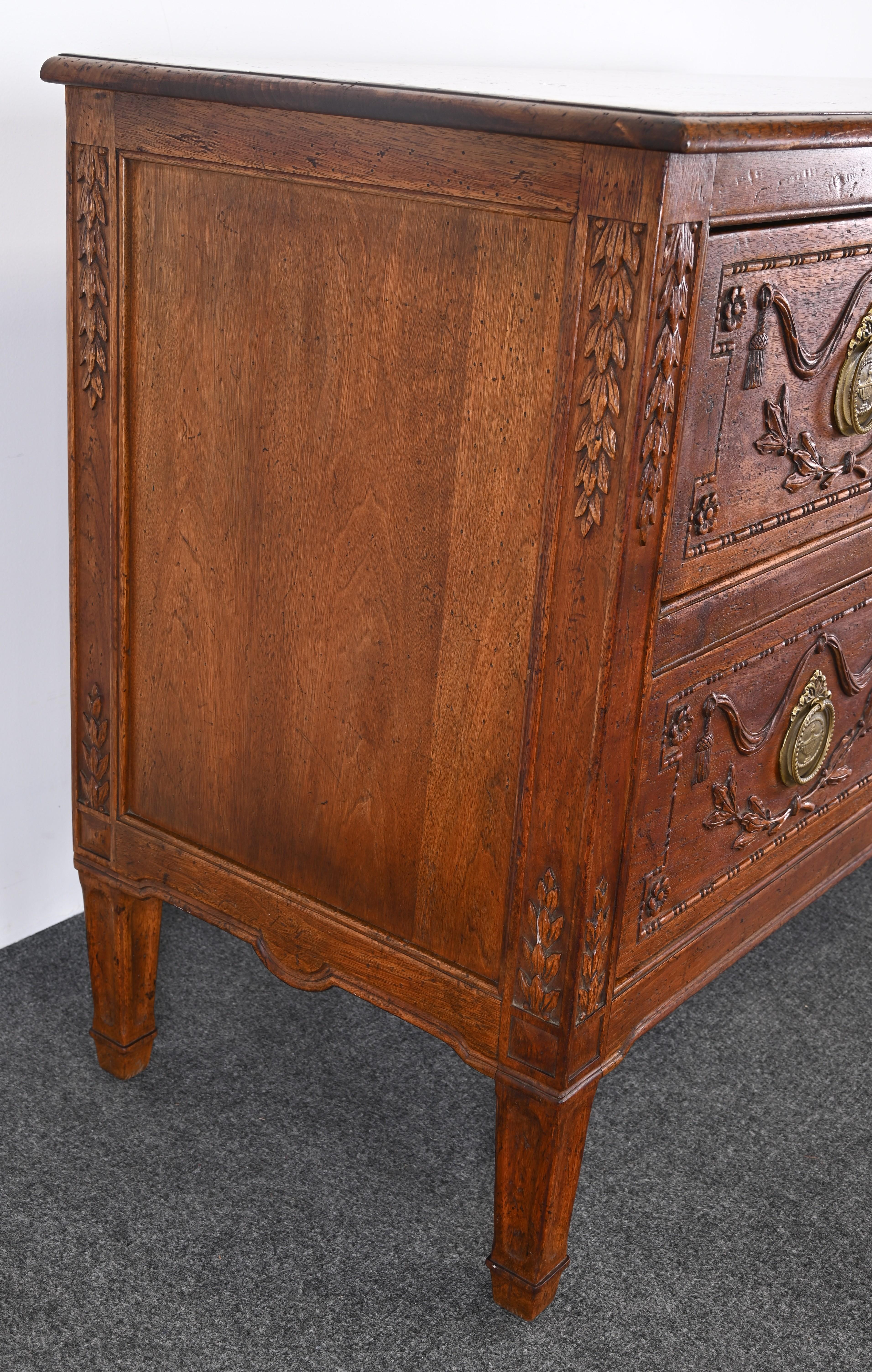 Commode francese in noce di Don Ruseau, fine XX secolo in vendita 9