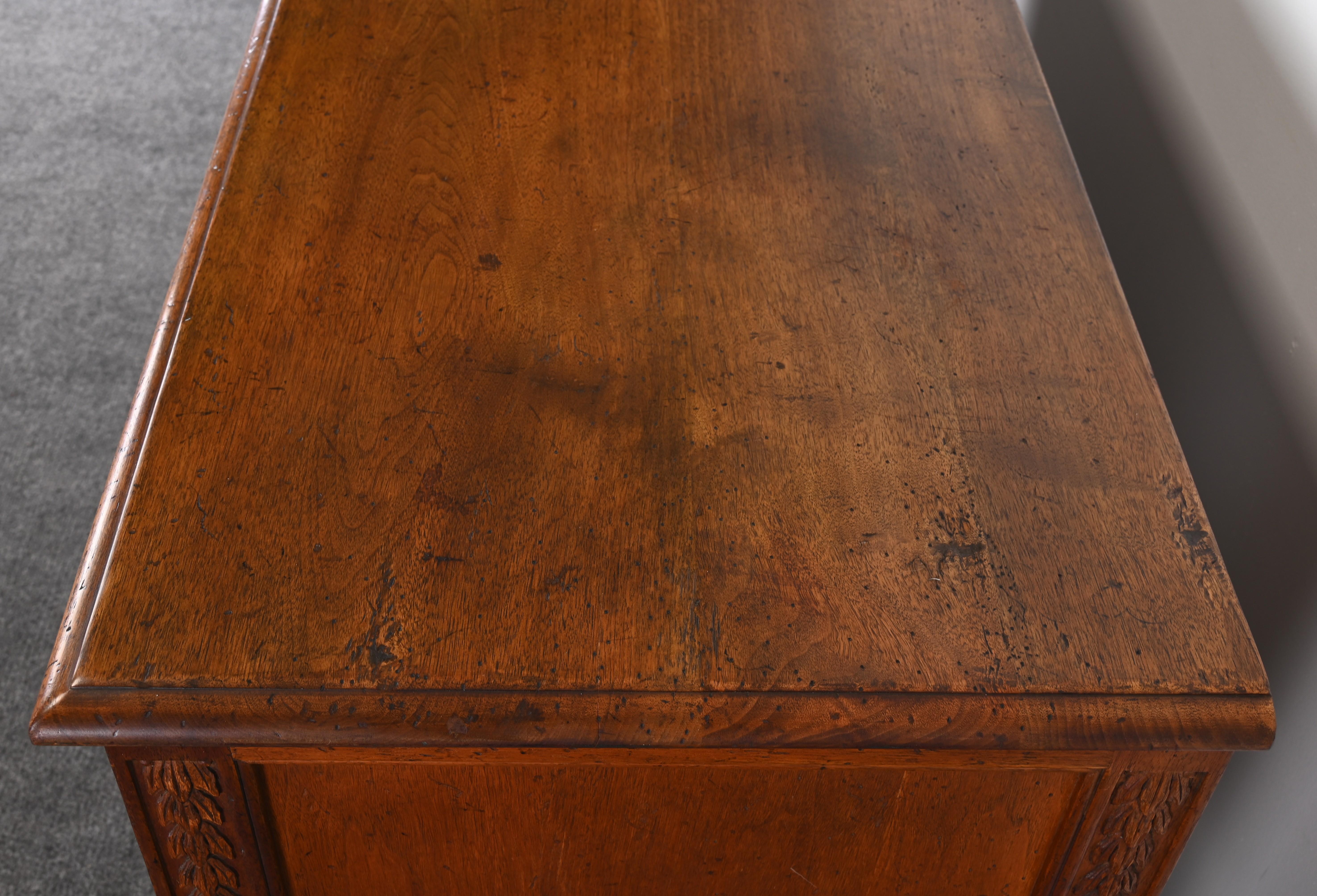 Commode francese in noce di Don Ruseau, fine XX secolo in vendita 10