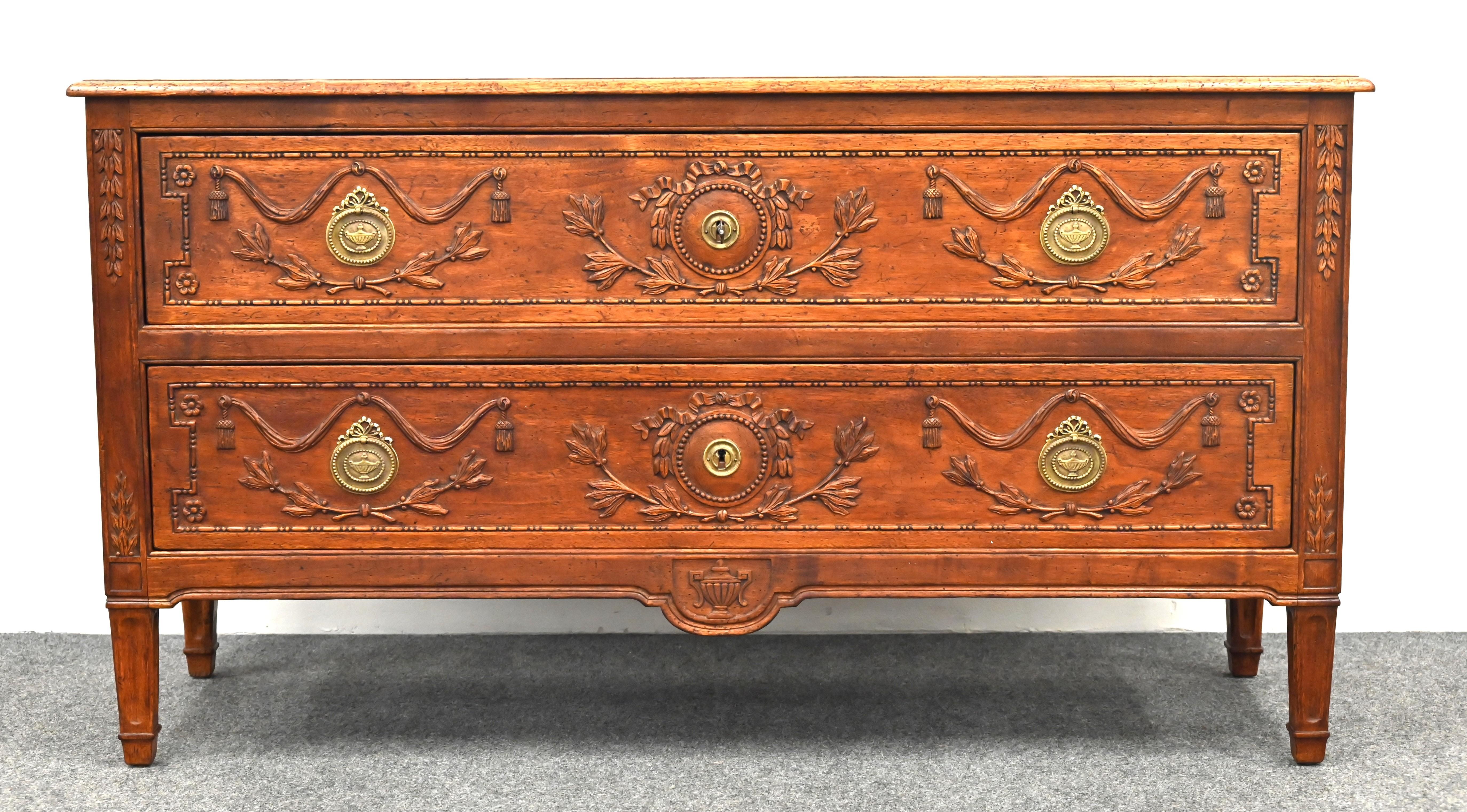 Luigi XVI Commode francese in noce di Don Ruseau, fine XX secolo in vendita
