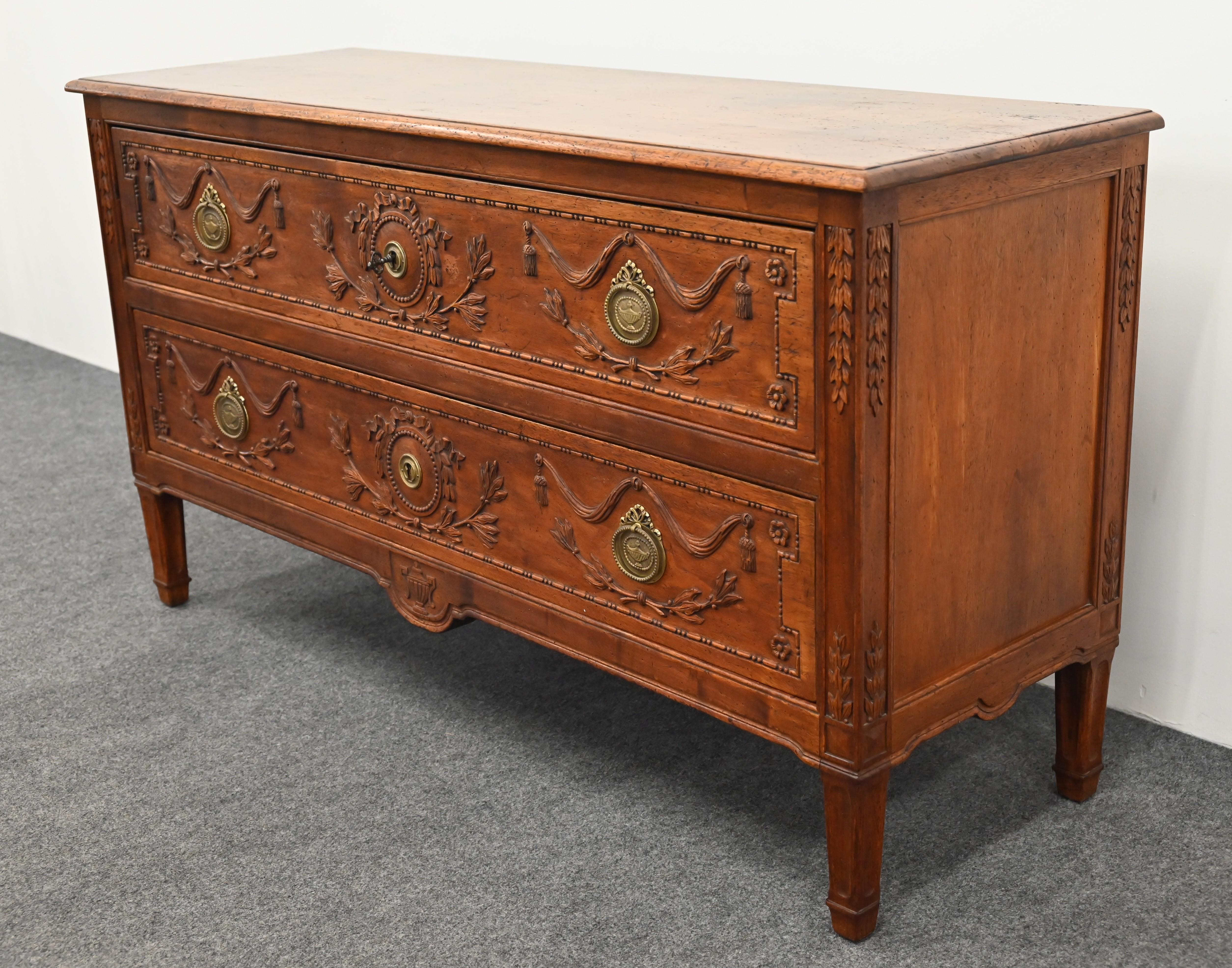 Commode francese in noce di Don Ruseau, fine XX secolo In condizioni buone in vendita a Hamburg, PA
