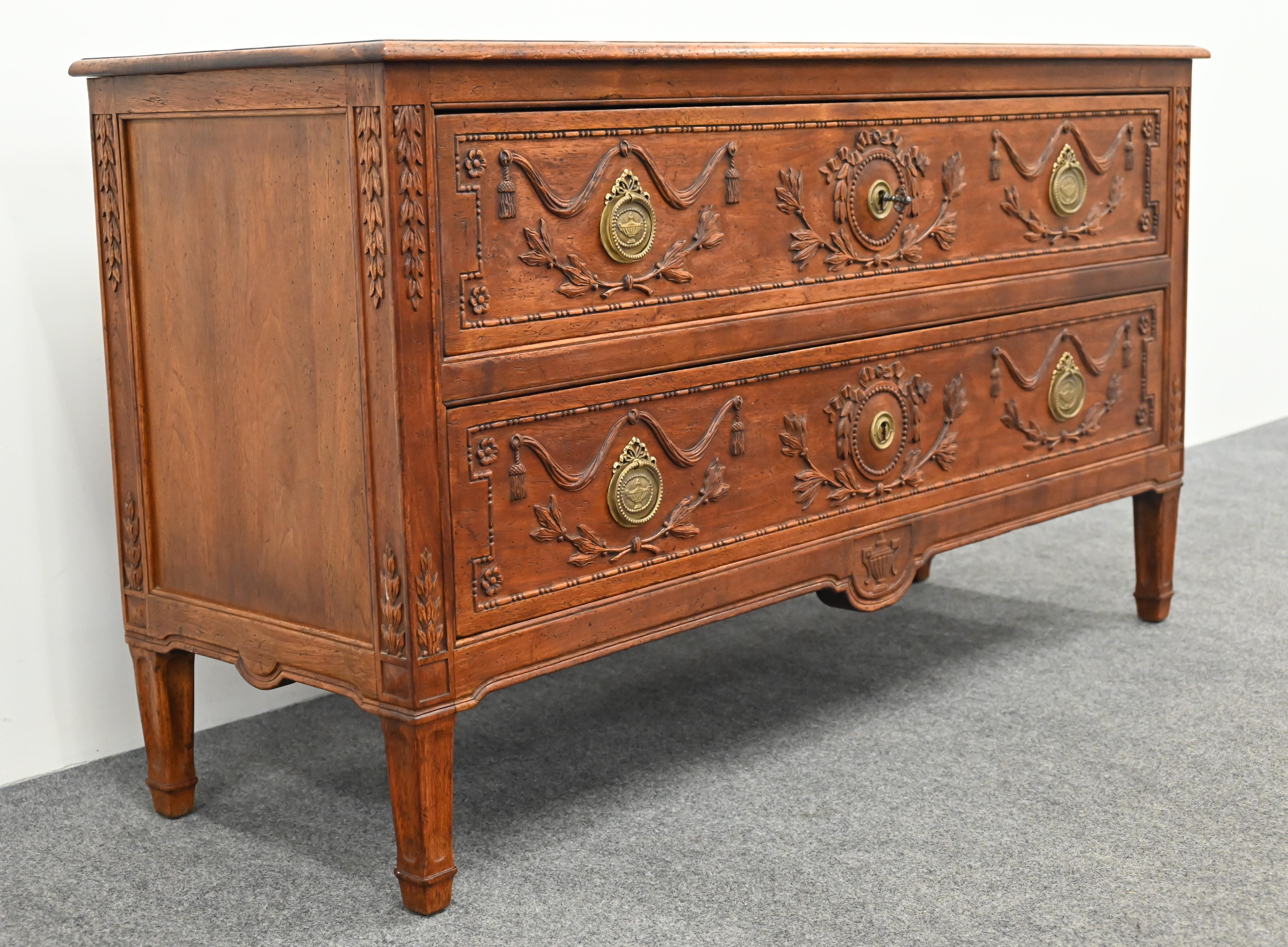 Ottone Commode francese in noce di Don Ruseau, fine XX secolo in vendita