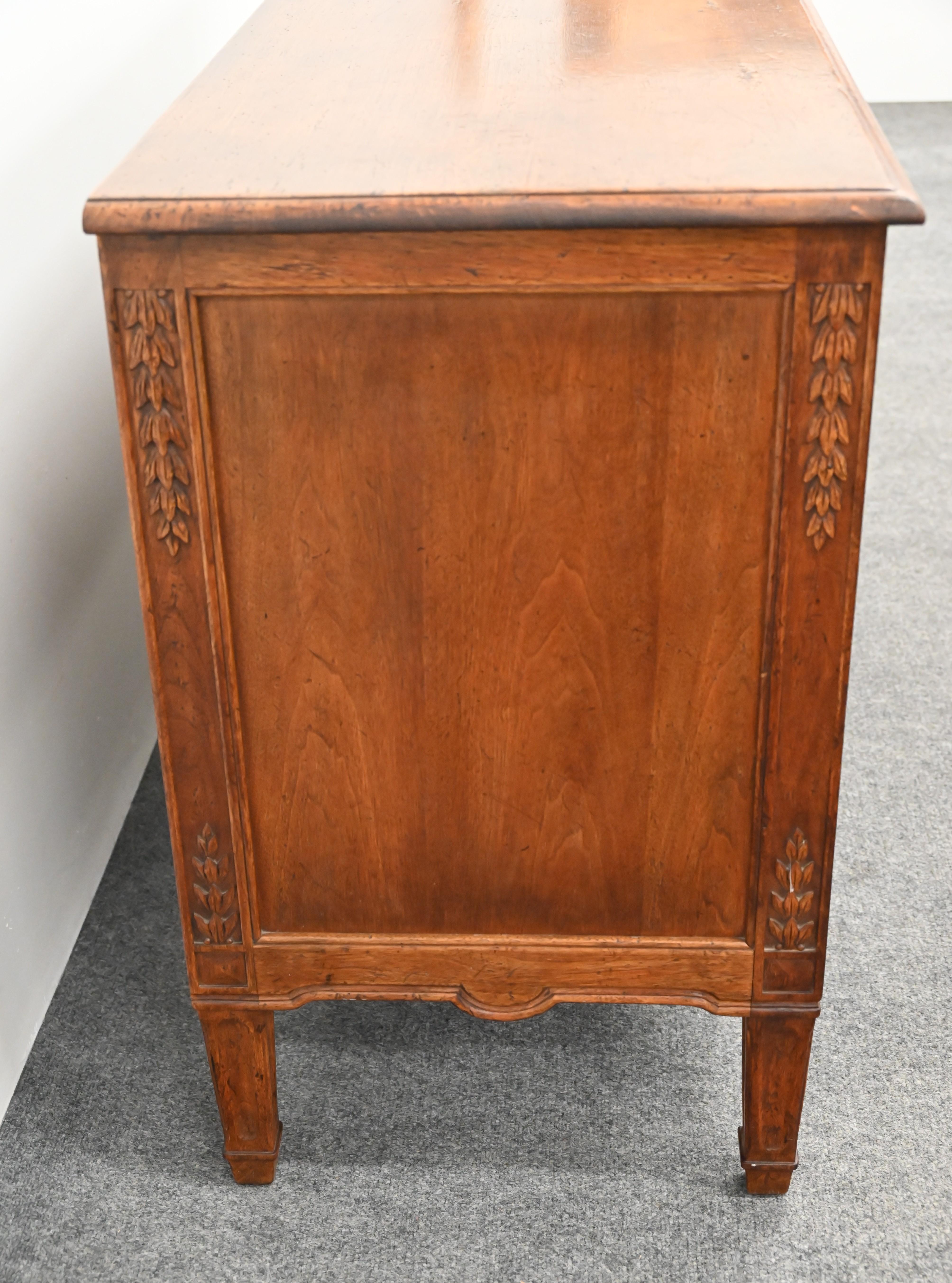 Commode francese in noce di Don Ruseau, fine XX secolo in vendita 1