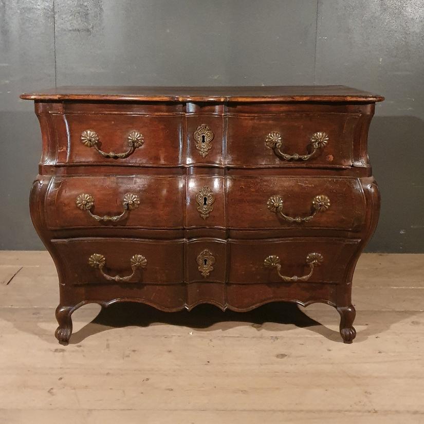 Stunning 18th century French walnut bombe commode, 1780

  

Dimensions
45 inches (114 cms) wide
24.5 inches (62 cms) deep
32.5 inches (83 cms) high.