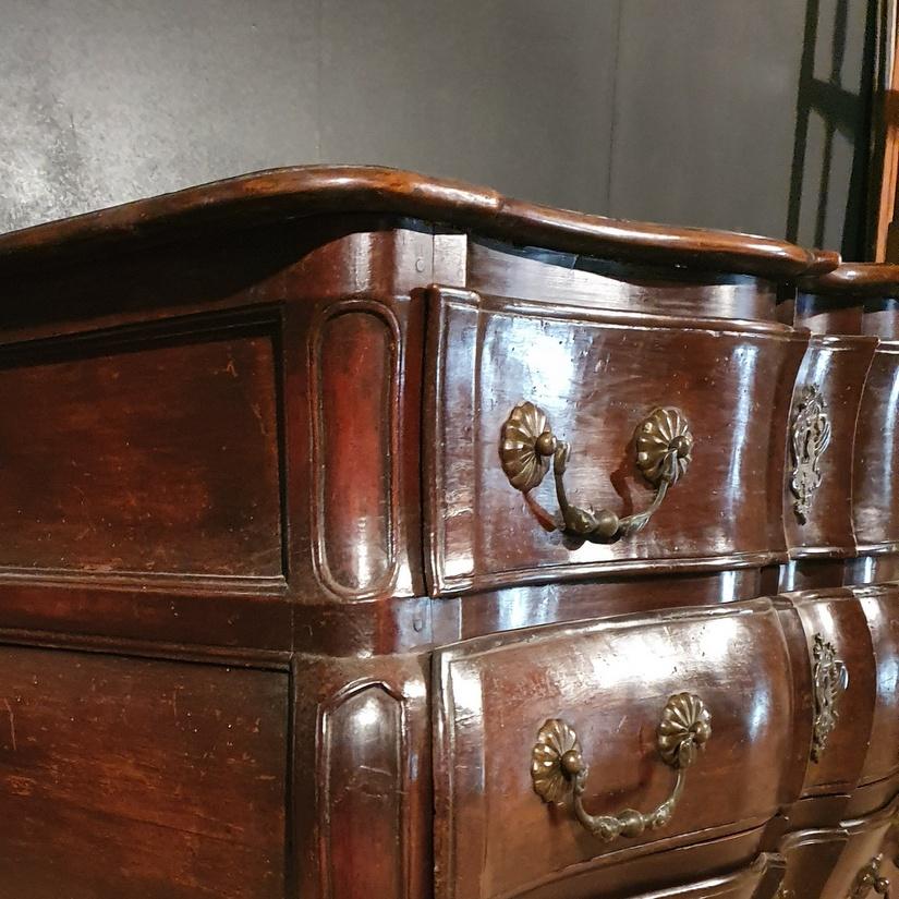French Walnut Commode In Good Condition For Sale In Leamington Spa, Warwickshire