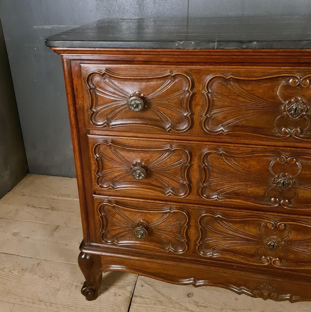 Stunning 19th C French walnut three drawer commode with a very good marble top. 1880.

Dimensions
51.5 inches (131 cms) wide
22.5 inches (57 cms) deep
38.5 inches (98 cms) high.
