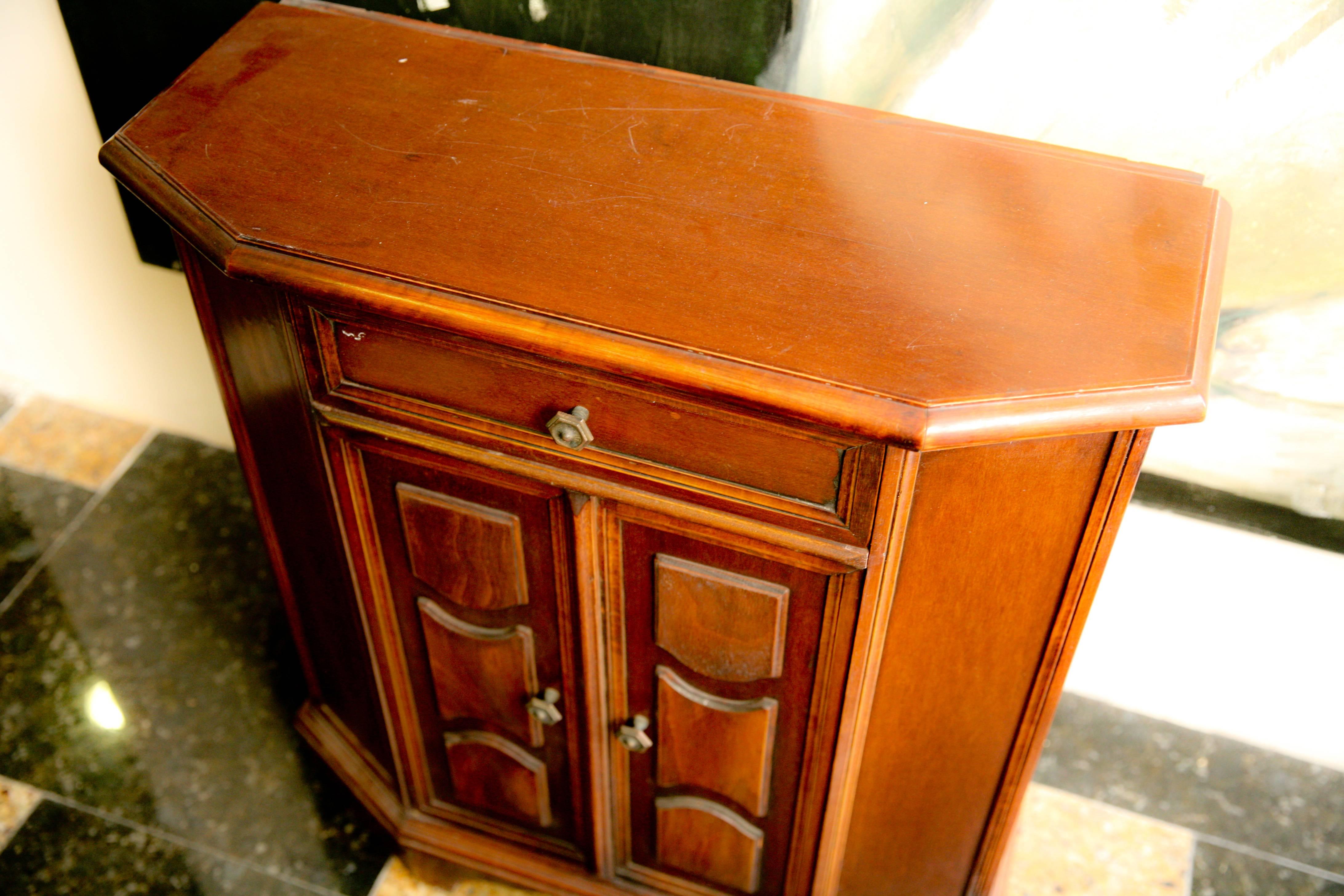 Francese Credenza in noce francese con due ante e un cassetto in vendita