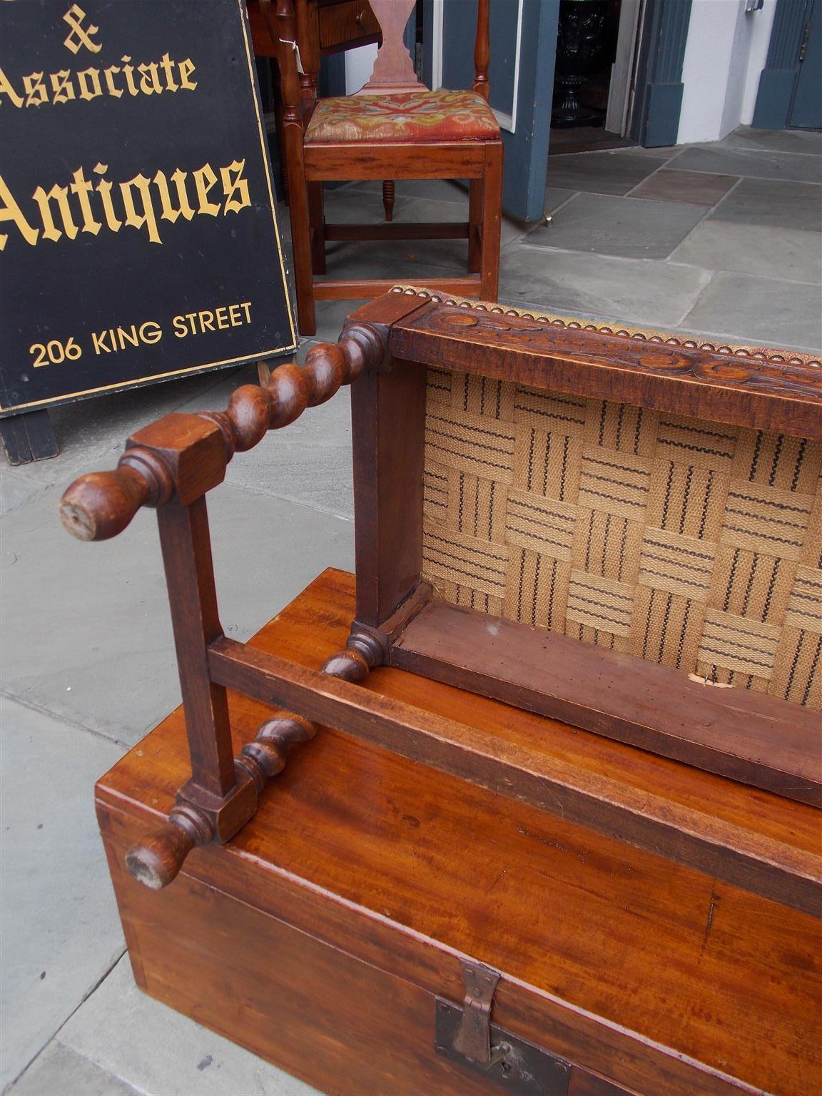 Tabouret décoratif français en noyer sculpté et rembourré avec pieds torsadés à torsion d'orge, vers 1850 en vente 1