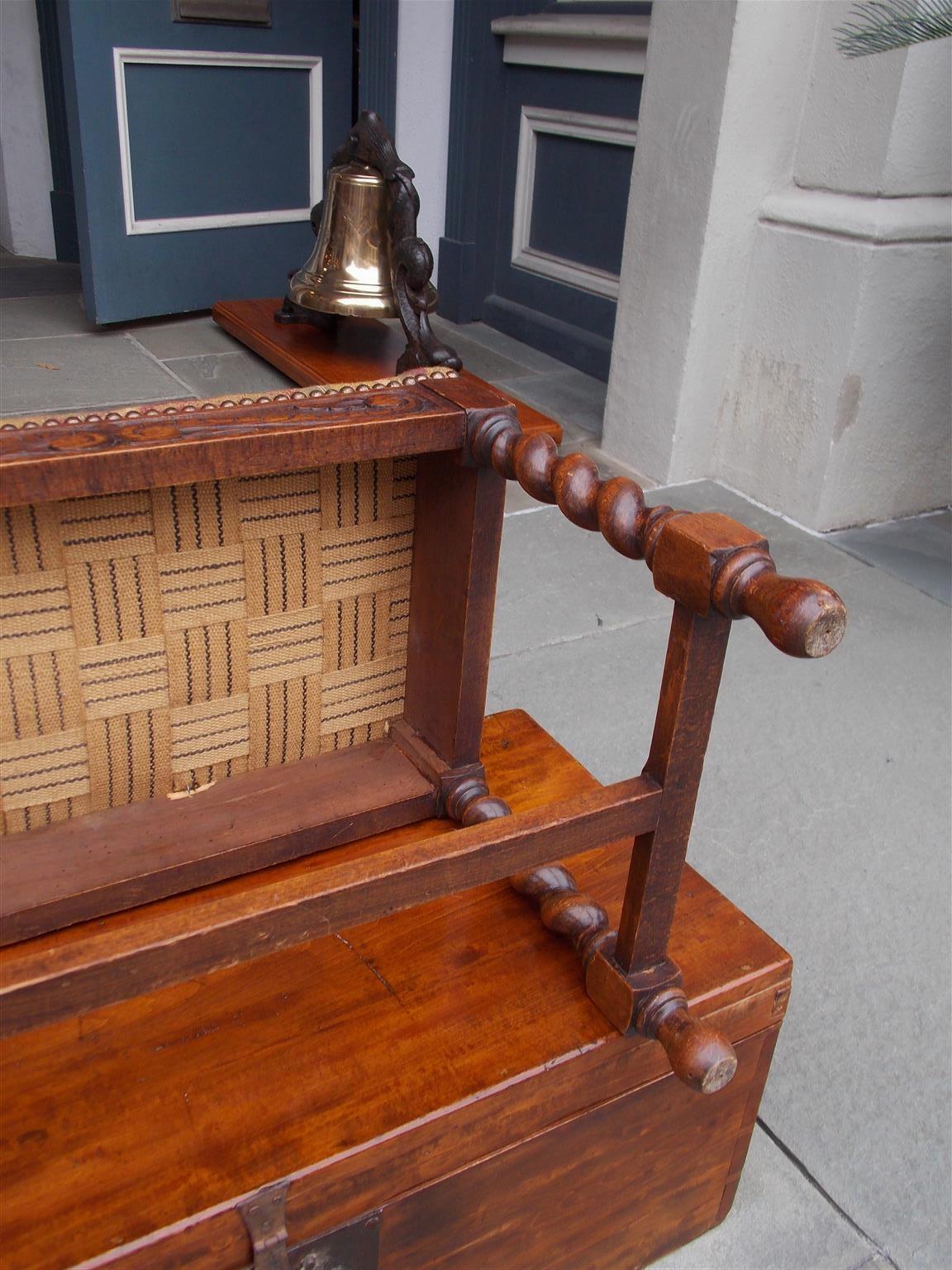 Tabouret décoratif français en noyer sculpté et rembourré avec pieds torsadés à torsion d'orge, vers 1850 en vente 2