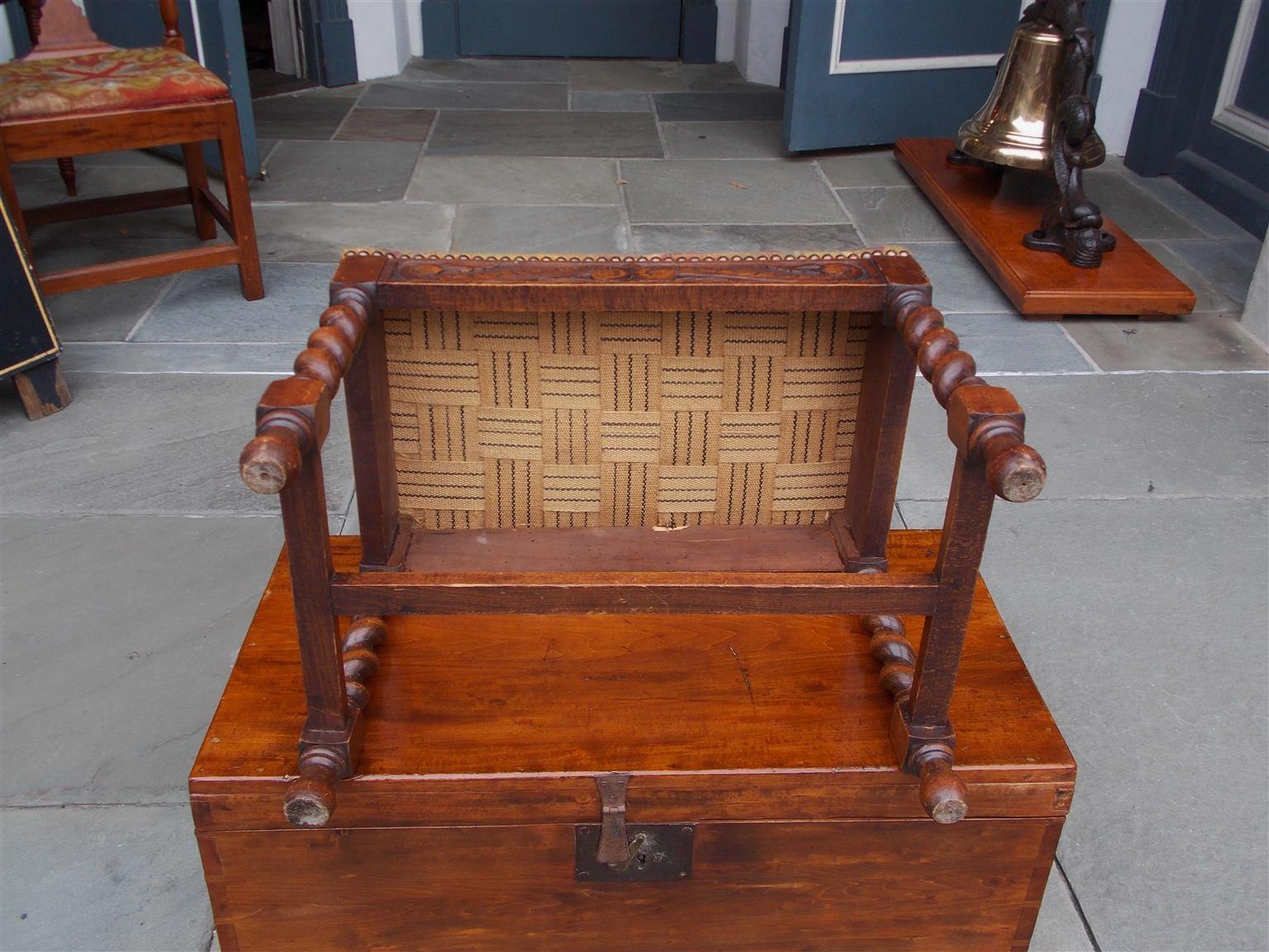 Tissu d'ameublement Tabouret décoratif français en noyer sculpté et rembourré avec pieds torsadés à torsion d'orge, vers 1850 en vente