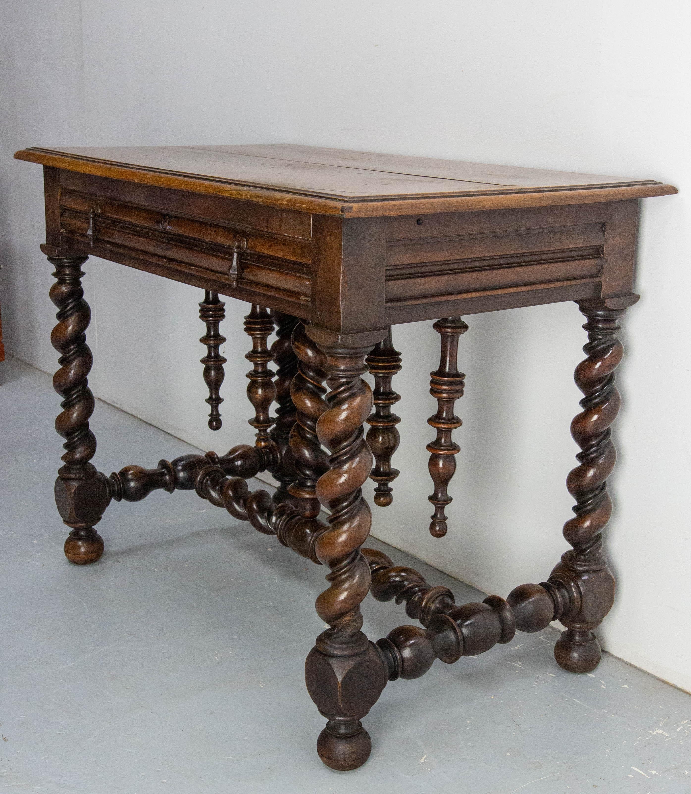 Escritorio, mesa auxiliar o escritorio francés de nogal, Luis XIII siglo XVIII y antes en venta