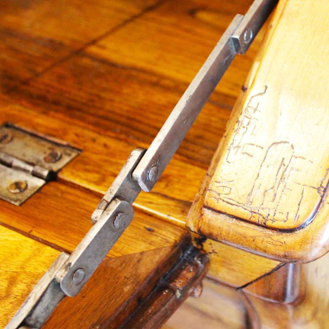 Bureau français en noyer avec tiroir caché, vers 1820 en vente 14