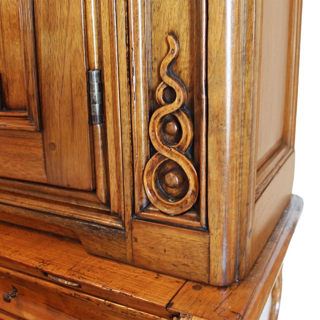 Français Bureau français en noyer avec tiroir caché, vers 1820 en vente