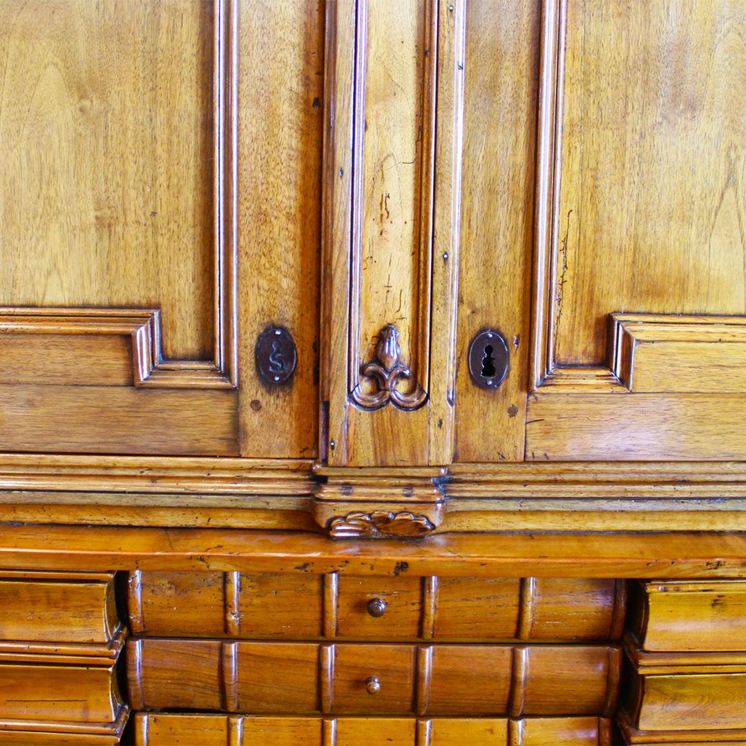 Bureau français en noyer avec tiroir caché, vers 1820 Excellent état - En vente à Palm Desert, CA