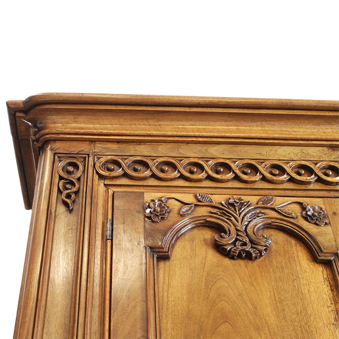 XIXe siècle Bureau français en noyer avec tiroir caché, vers 1820 en vente