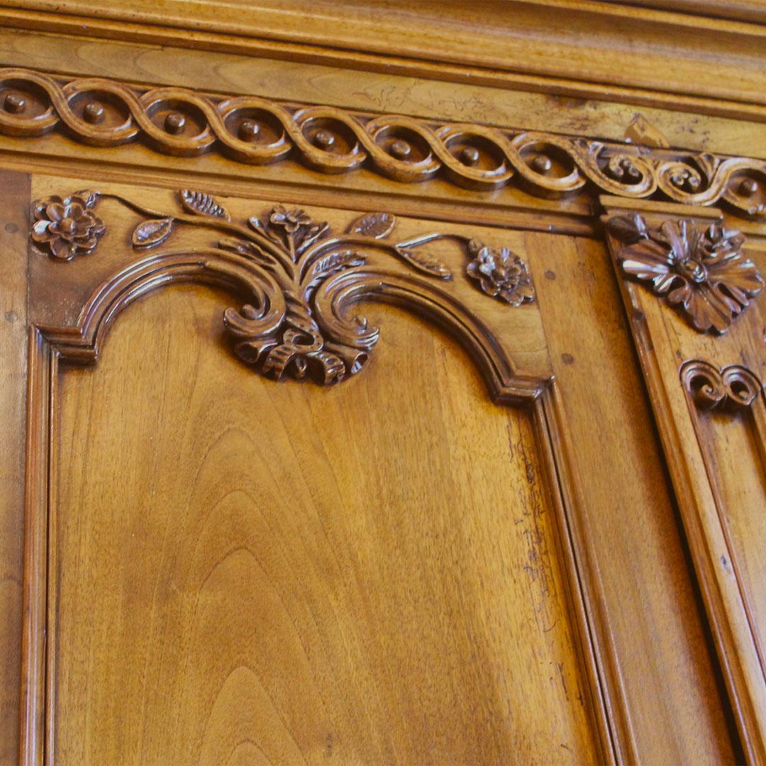 Noyer Bureau français en noyer avec tiroir caché, vers 1820 en vente