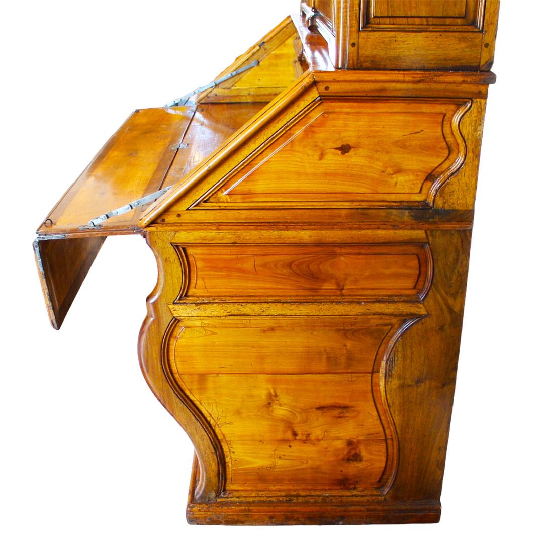 Bureau français en noyer avec tiroir caché, vers 1820 en vente 2