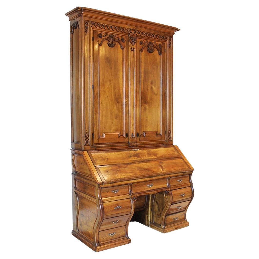 Bureau français en noyer avec tiroir caché, vers 1820 en vente