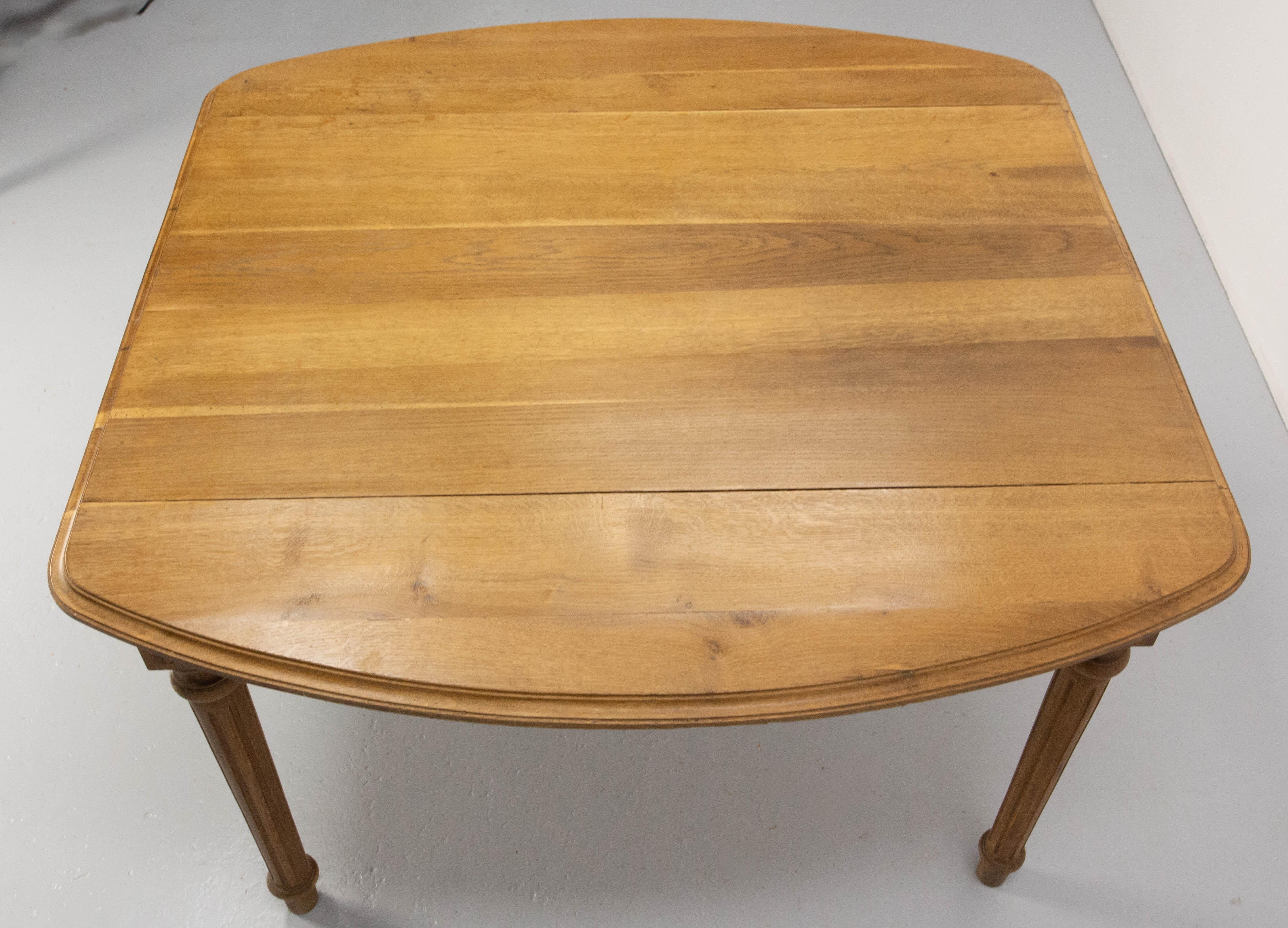 French Walnut Dining Extending Table Louis XVI Style, Late 19th Century For Sale 7