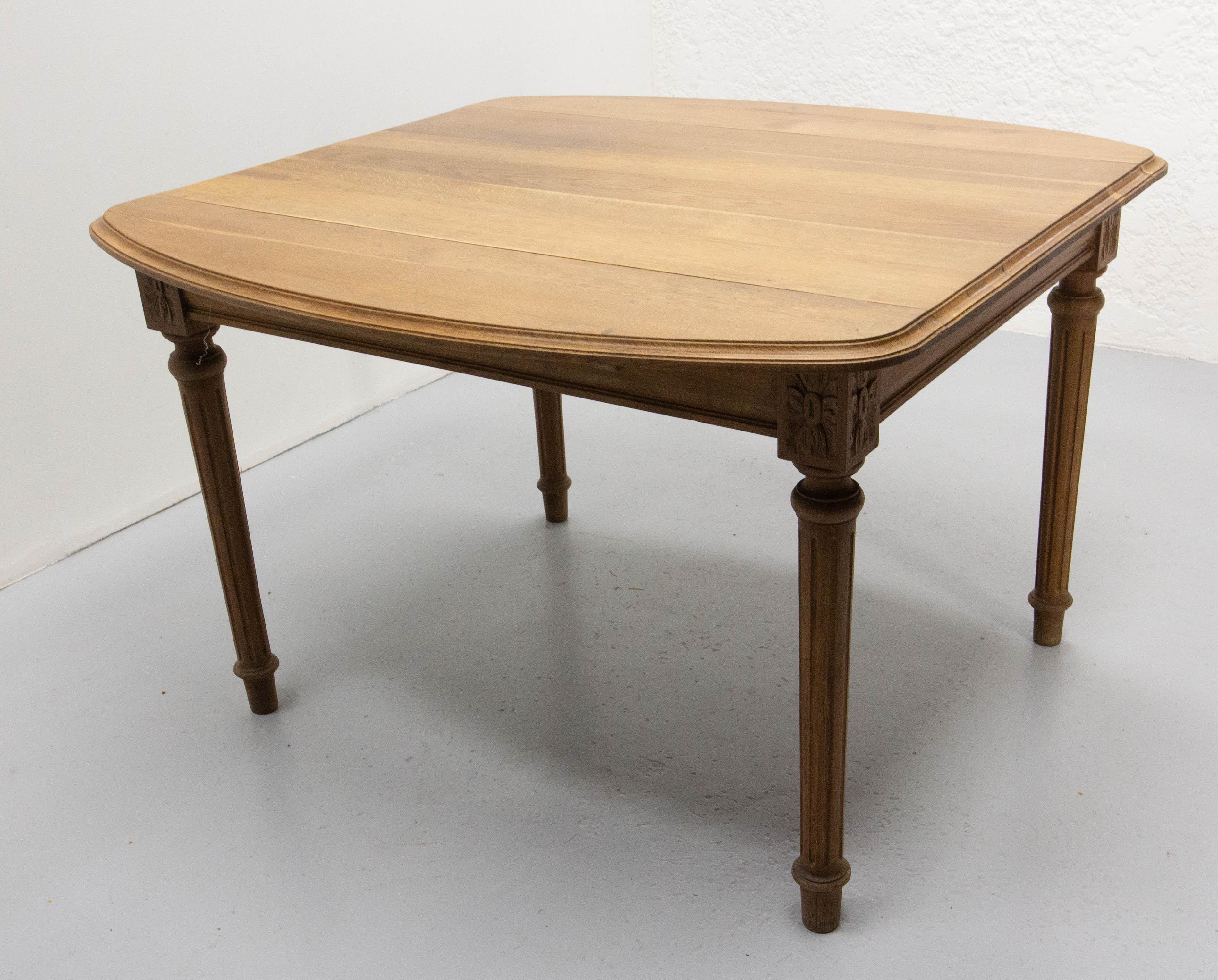 French Walnut Dining Extending Table Louis XVI Style, Late 19th Century In Good Condition For Sale In Labrit, Landes