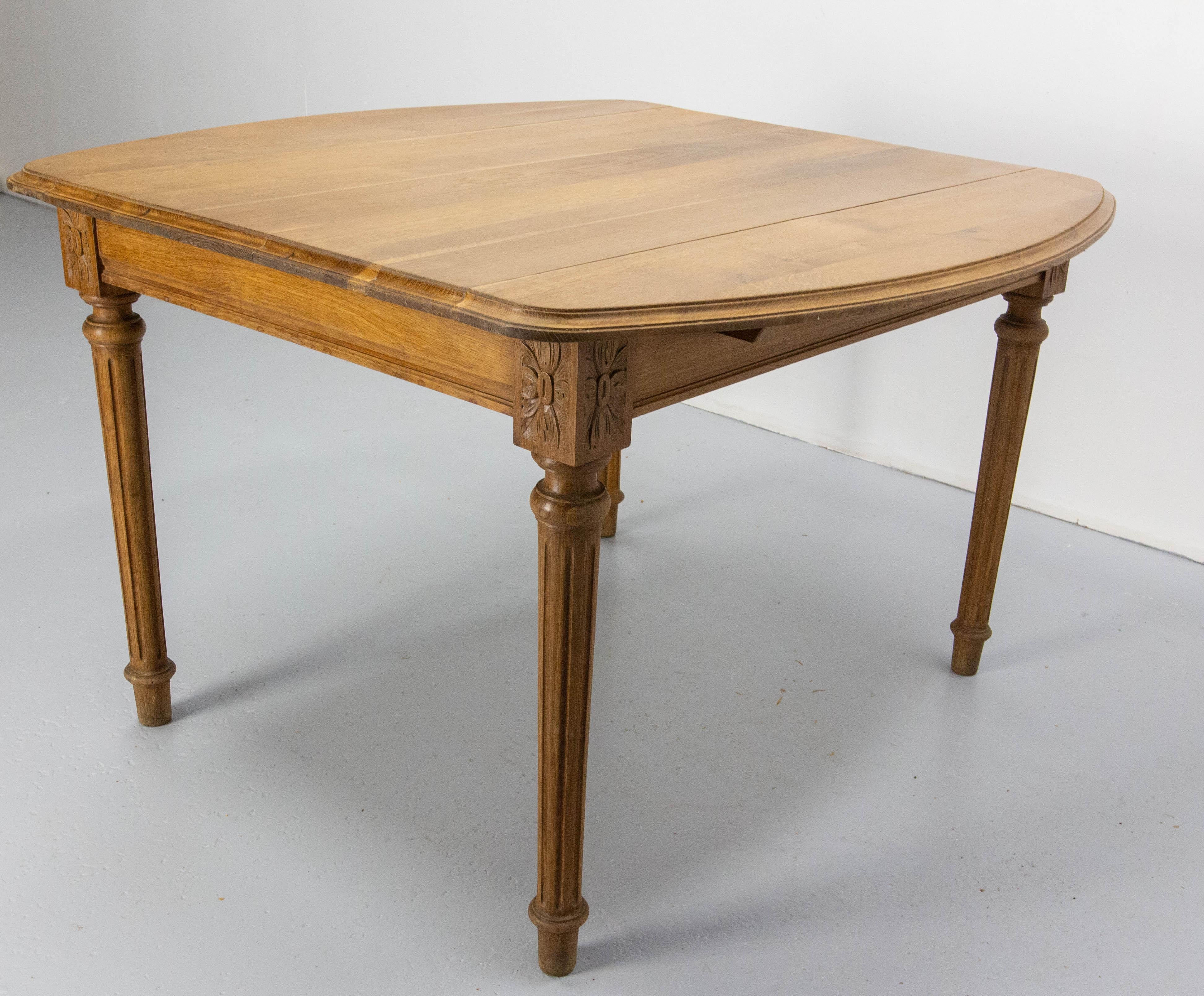 French Walnut Dining Extending Table Louis XVI Style, Late 19th Century For Sale 1