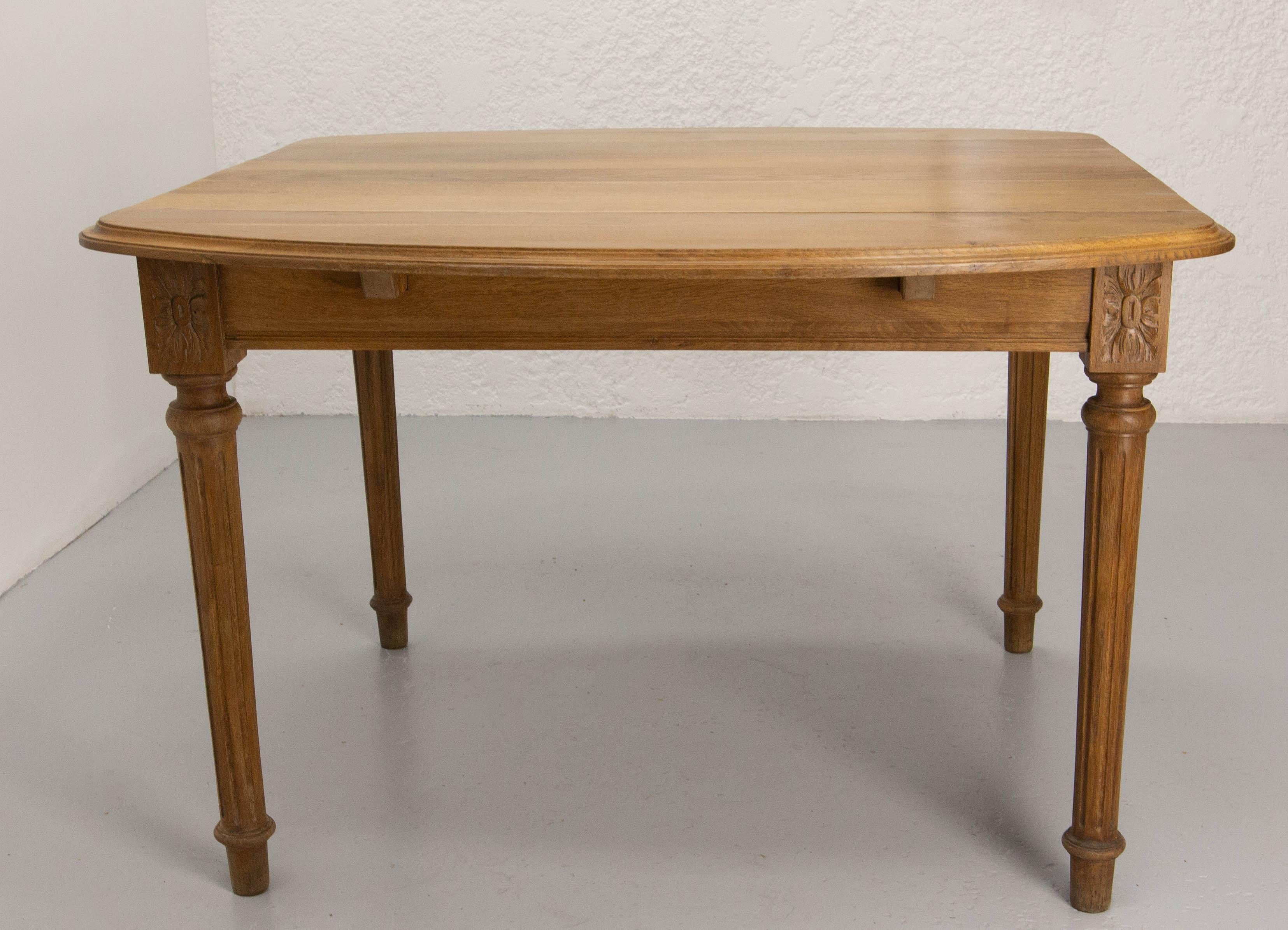 French Walnut Dining Extending Table Louis XVI Style, Late 19th Century For Sale 3