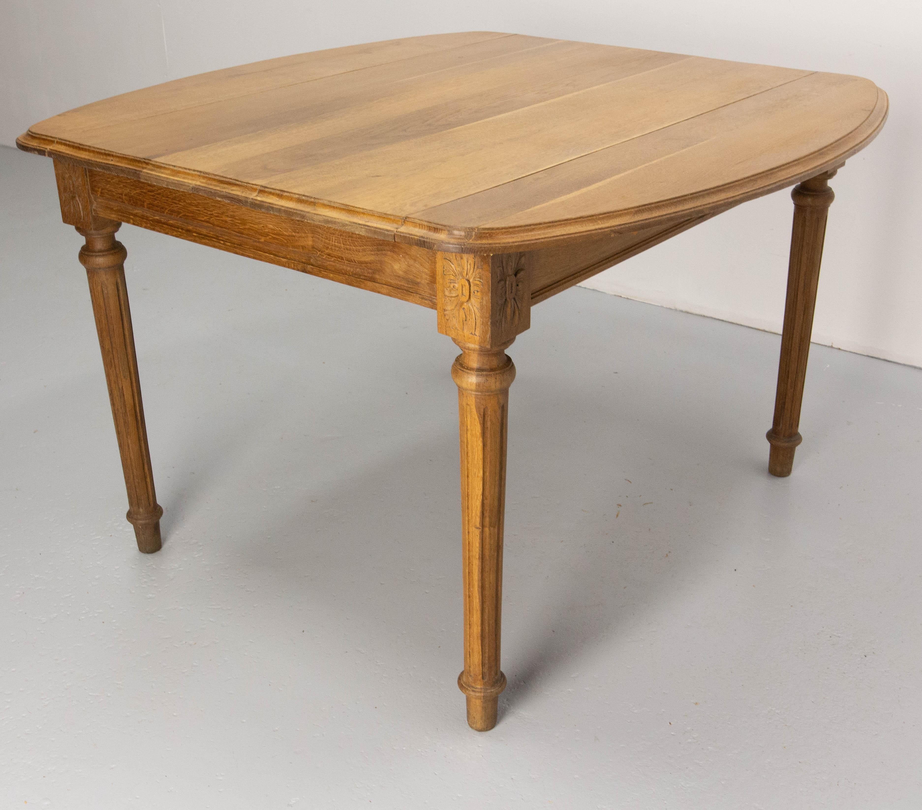 French Walnut Dining Extending Table Louis XVI Style, Late 19th Century For Sale 4