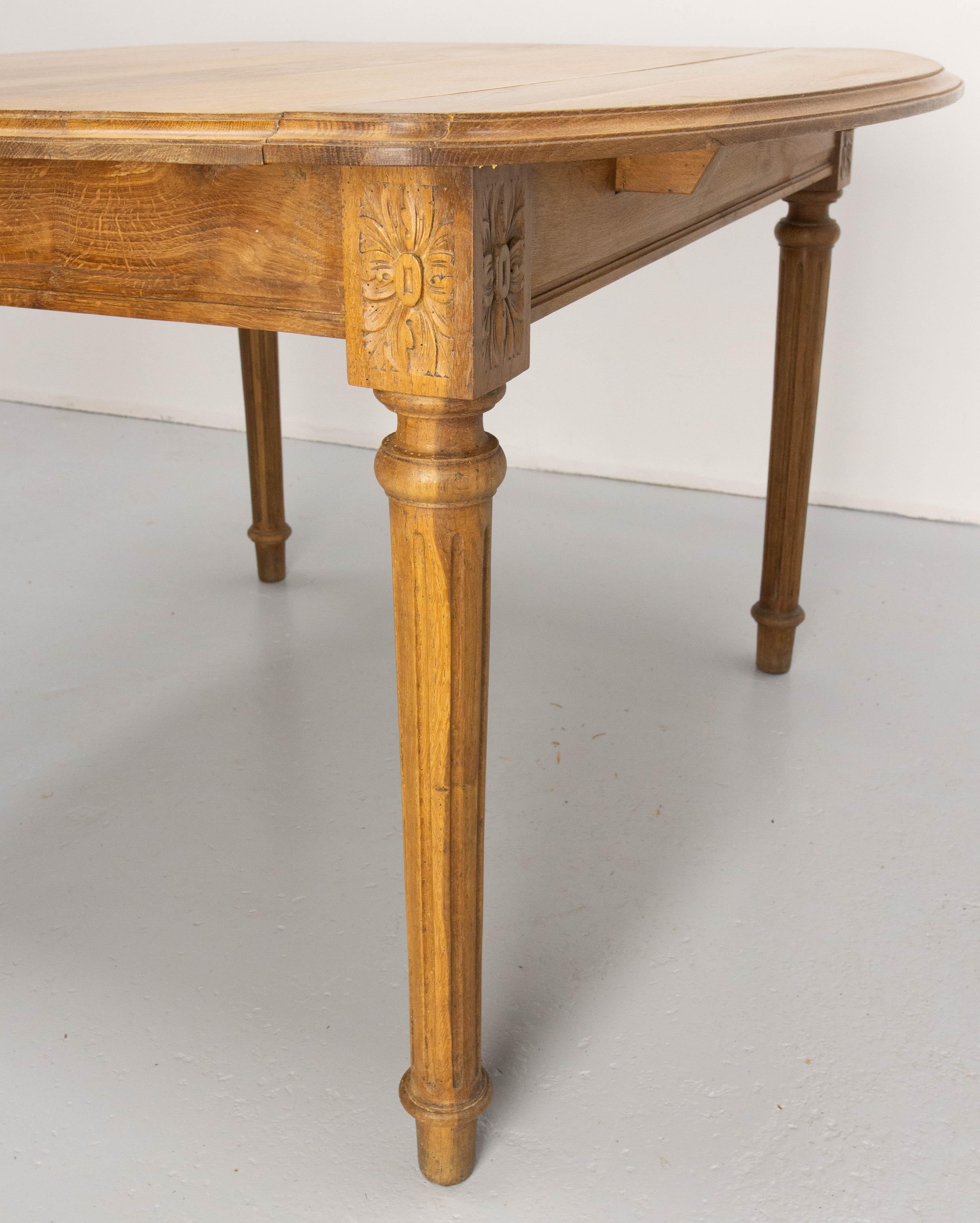 French Walnut Dining Extending Table Louis XVI Style, Late 19th Century For Sale 5