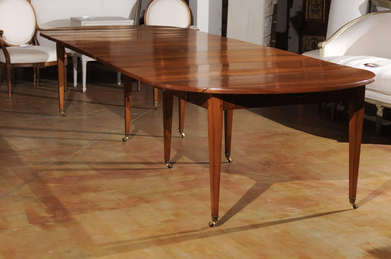 French Walnut Dining Room Extension Table with Five Leaves, Late 19th Century In Good Condition In Atlanta, GA