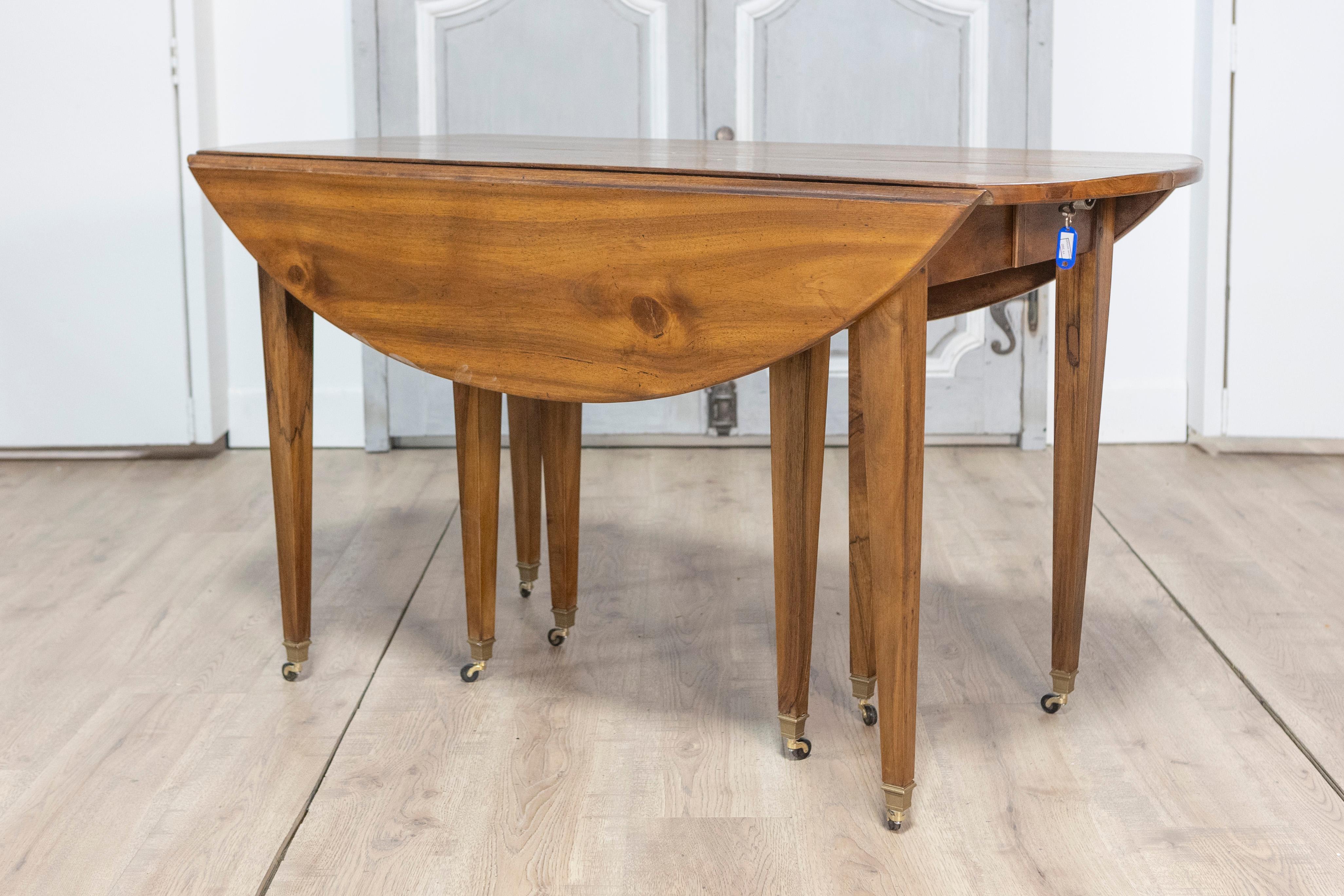 Table de salle à manger à rallonge en noyer français avec cinq abattants, pieds fuselés sur roulettes en vente 2