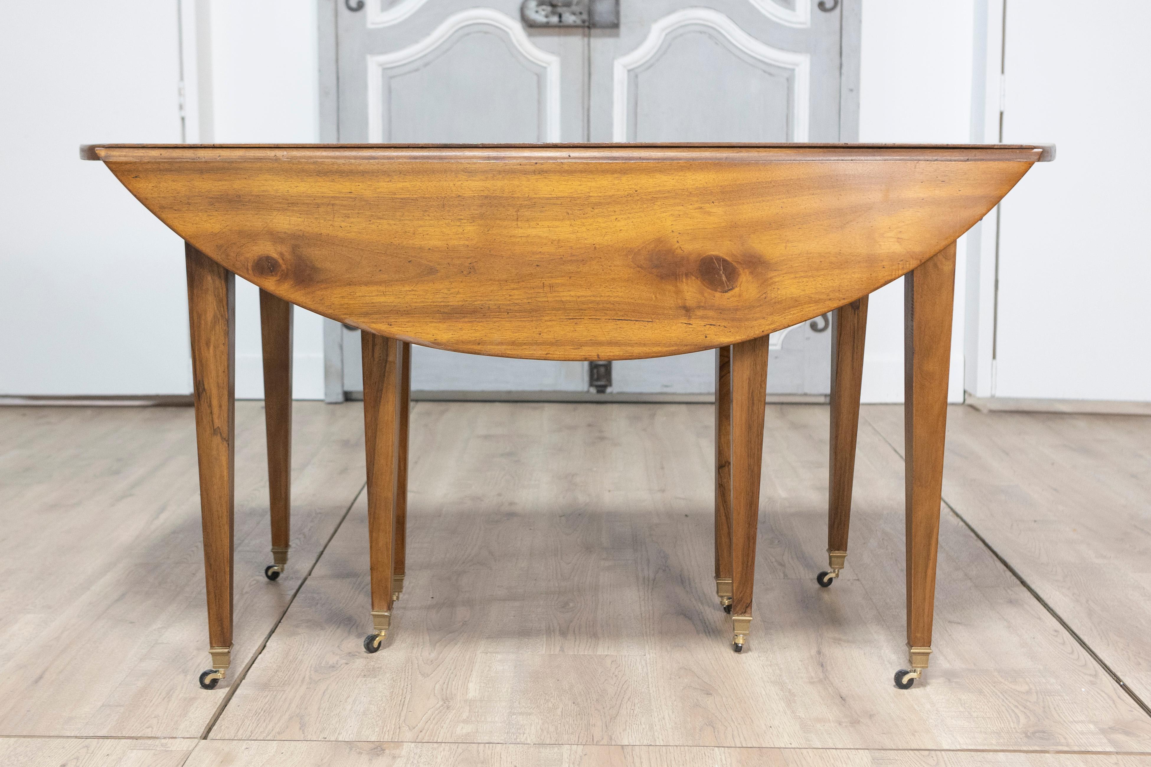 Table de salle à manger à rallonge en noyer français avec cinq abattants, pieds fuselés sur roulettes en vente 3