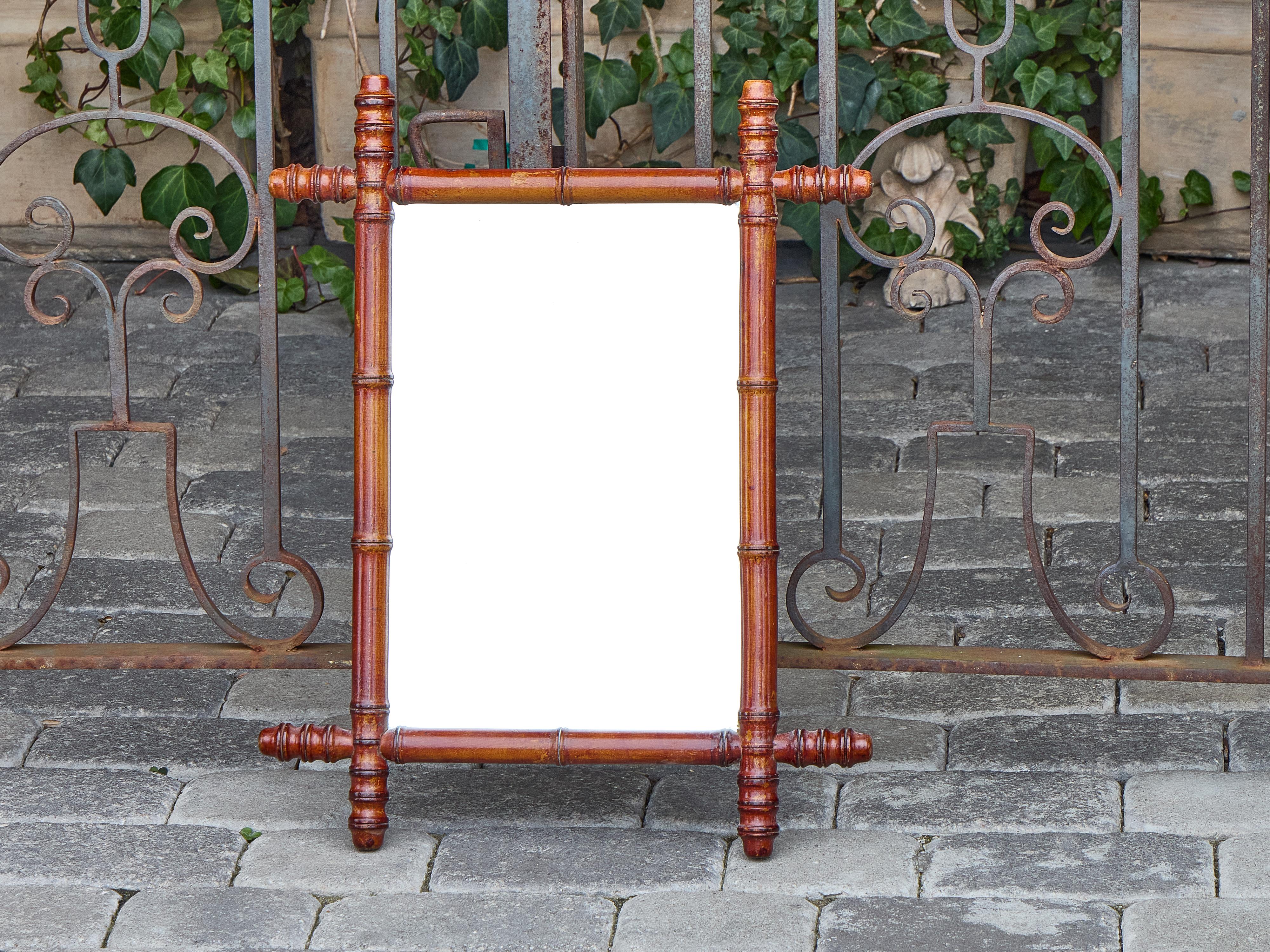 Miroir en faux bambou avec extrémités tournées, circa 1900 en vente 3