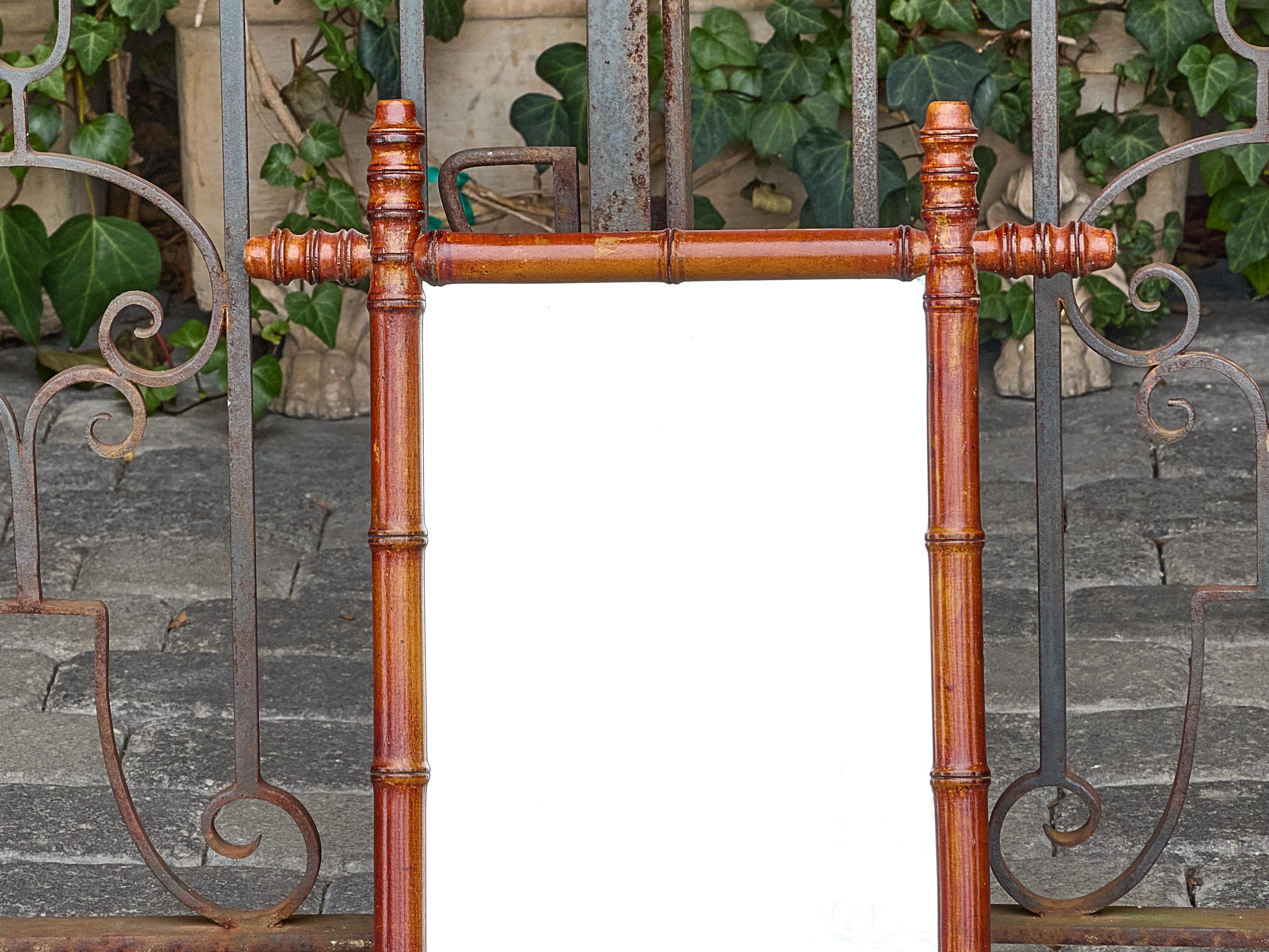 Français Miroir en faux bambou avec extrémités tournées, circa 1900 en vente