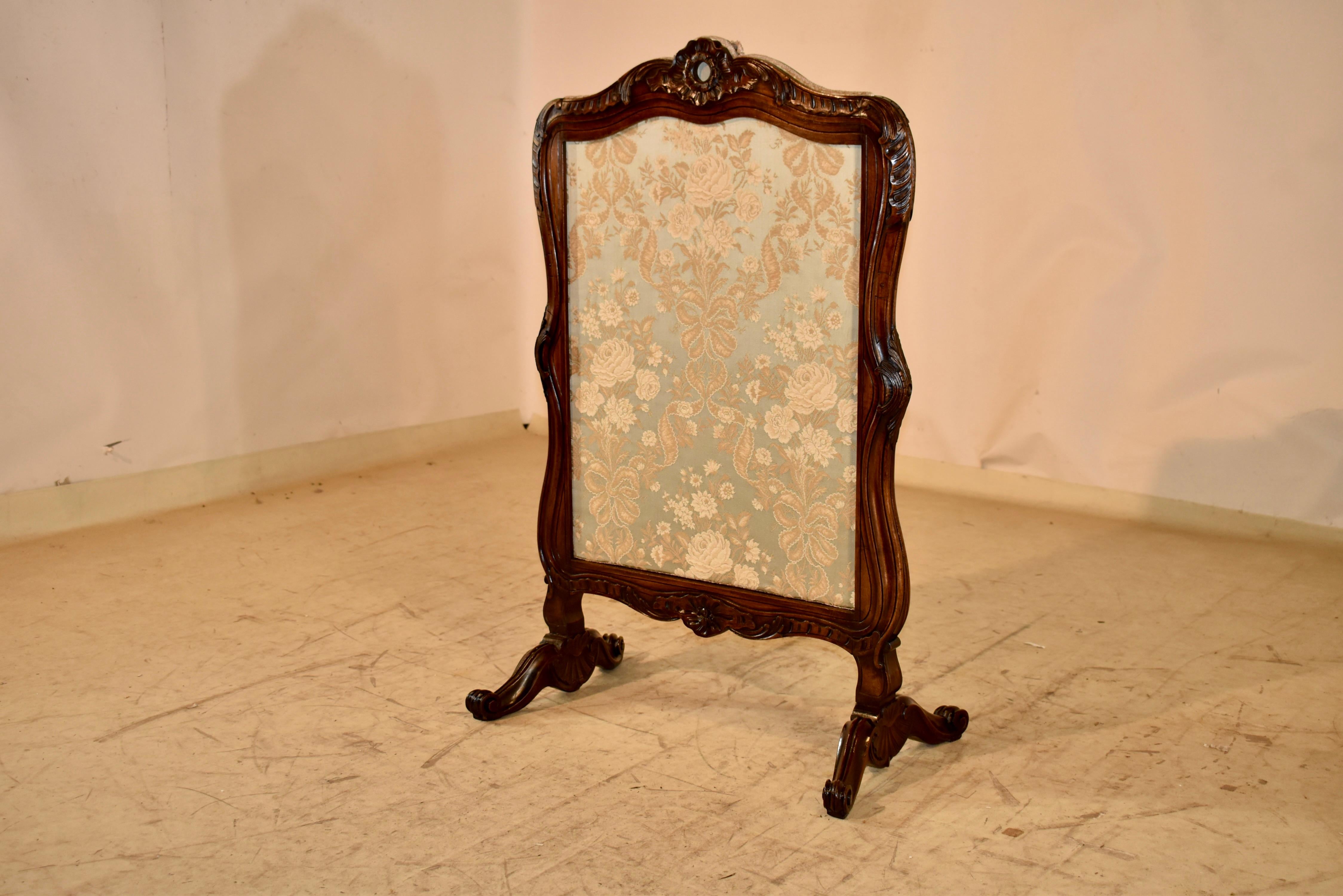 Französischer Nussbaum-Kaminschirm, CIRCA 1900 (Handgeschnitzt) im Angebot