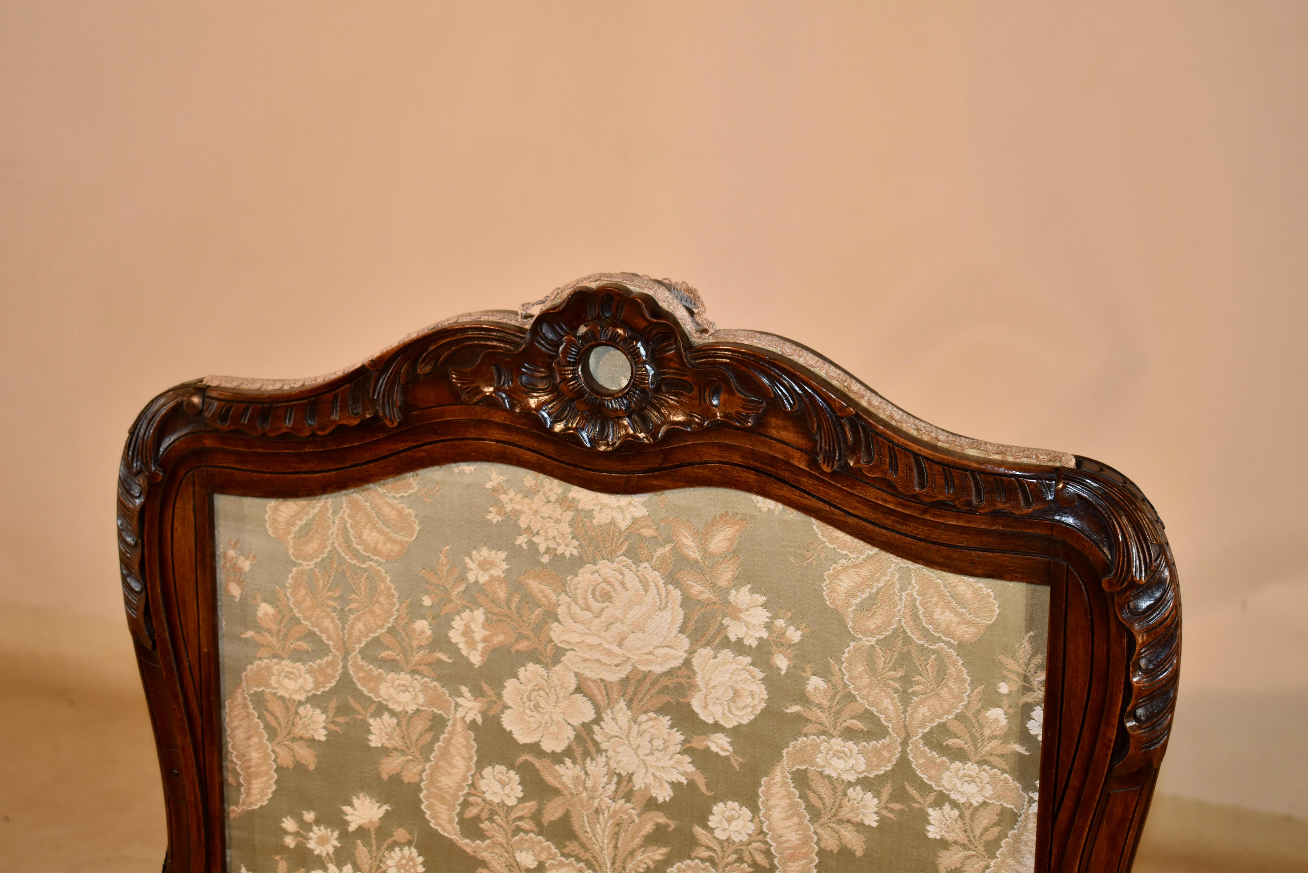 Französischer Nussbaum-Kaminschirm, CIRCA 1900 im Zustand „Gut“ im Angebot in High Point, NC