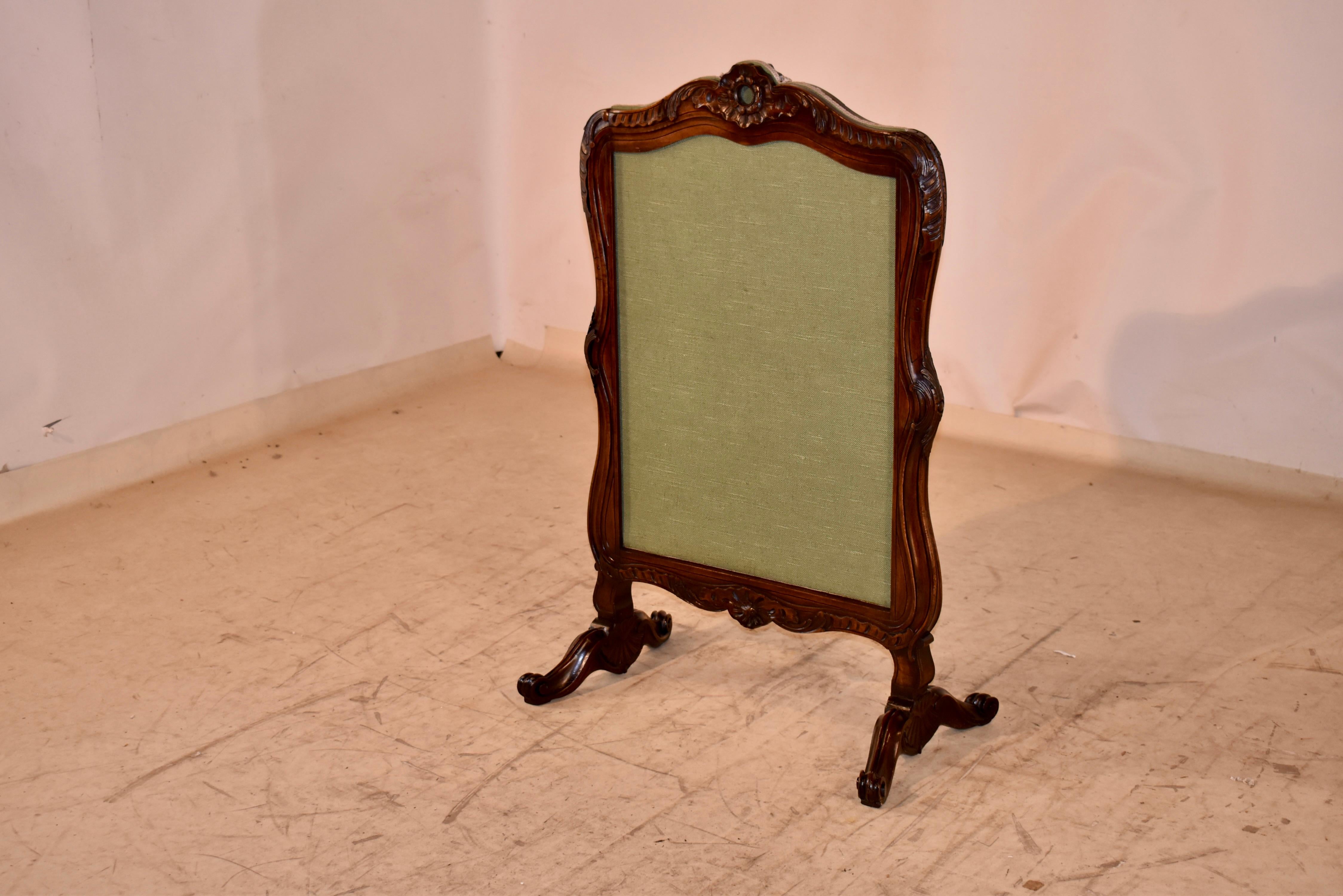 Französischer Nussbaum-Kaminschirm, CIRCA 1900 im Angebot 1