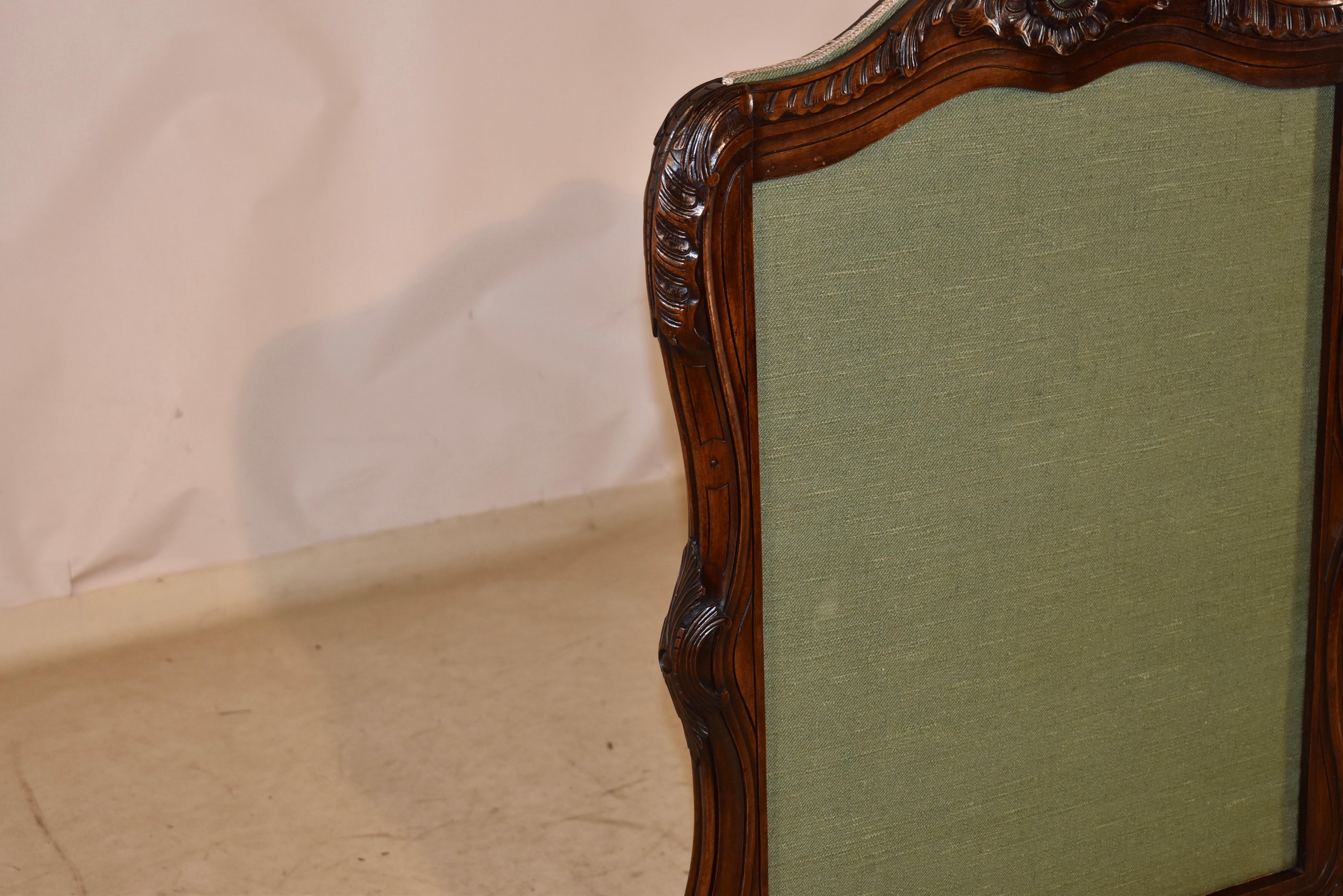 Französischer Nussbaum-Kaminschirm, CIRCA 1900 im Angebot 3