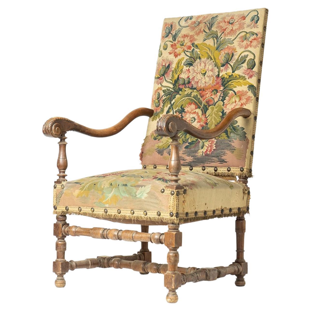 Französischer Sessel mit Rahmen aus Nussbaumholz und Mohnblumen-Wandteppichpolsterung, 19. Jahrhundert