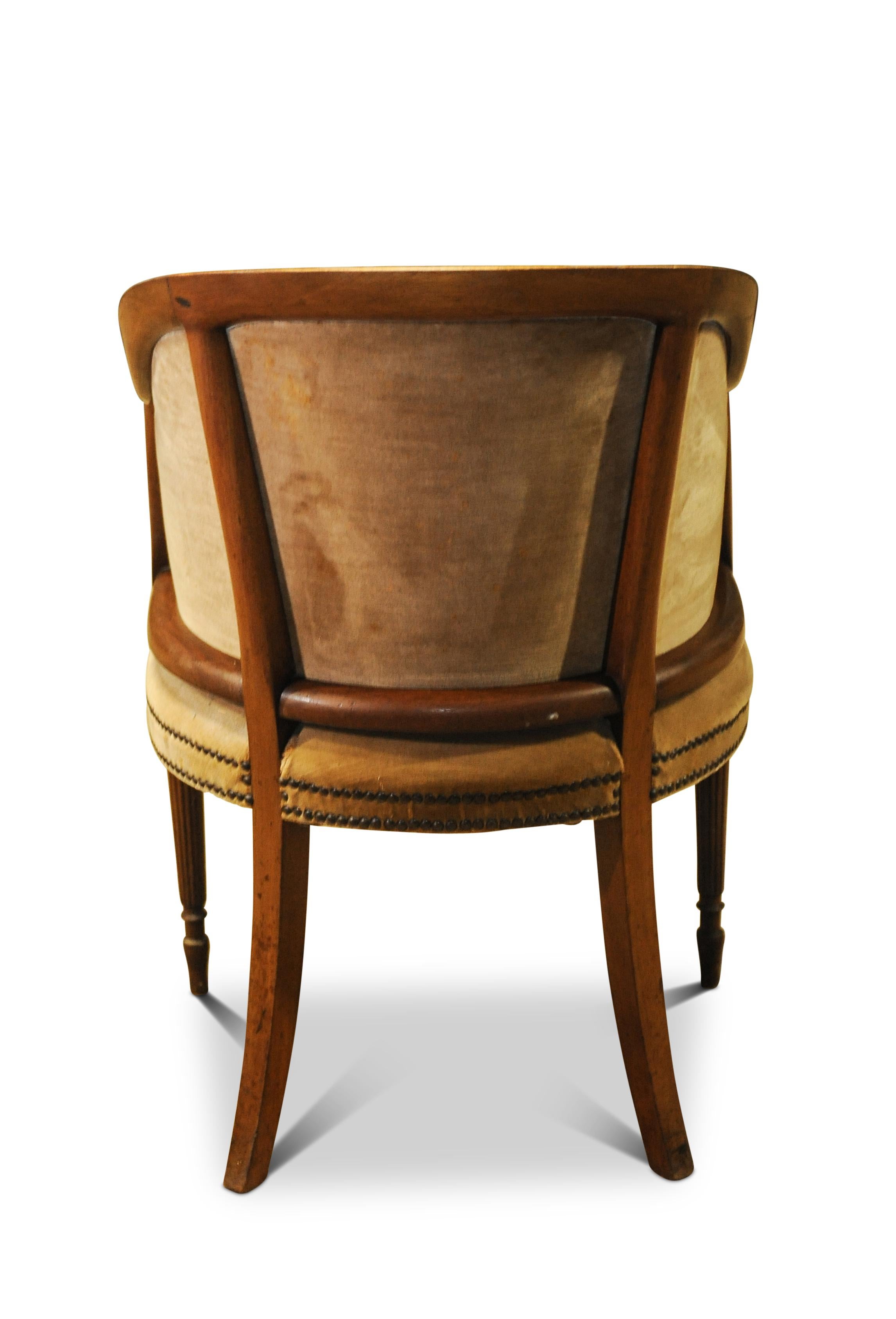 Französisch Nussbaum gerahmt Samt Wanne Stuhl mit Nieten Bordüren auf verjüngten Stützen im Zustand „Gut“ im Angebot in High Wycombe, GB
