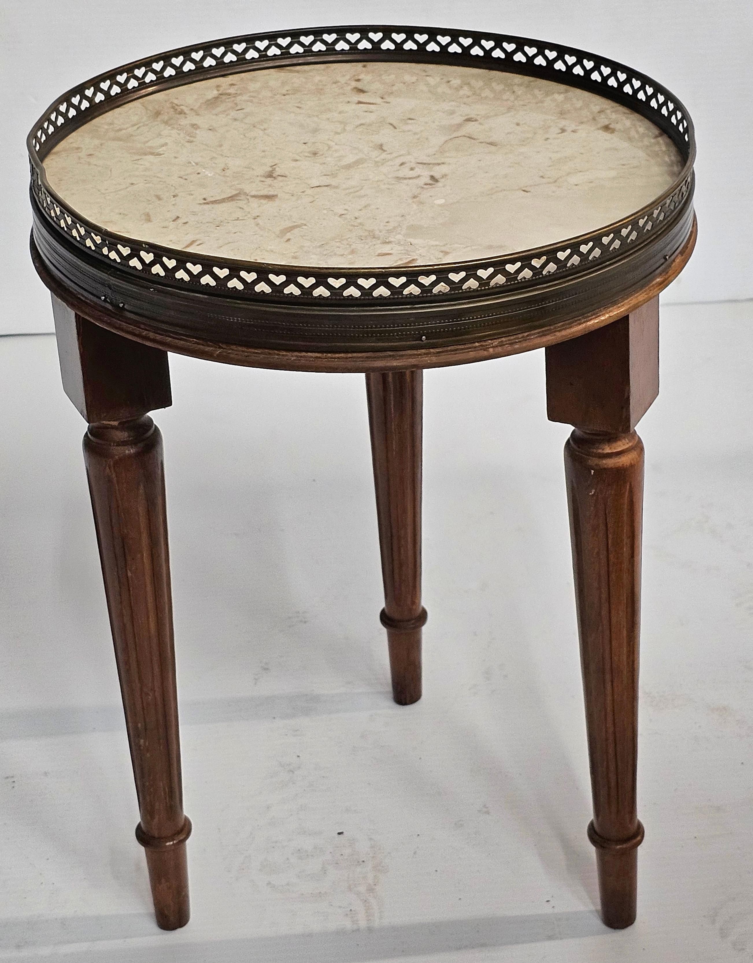 Französischer Nussbaum & Marmorplatte Bouillotte Kerzenständer / Weintisch (Louis XIV.) im Angebot