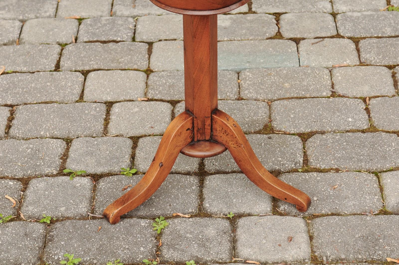 French Walnut Guéridon Side Table with Circular Top and Tripod Base, circa 1875 For Sale 5