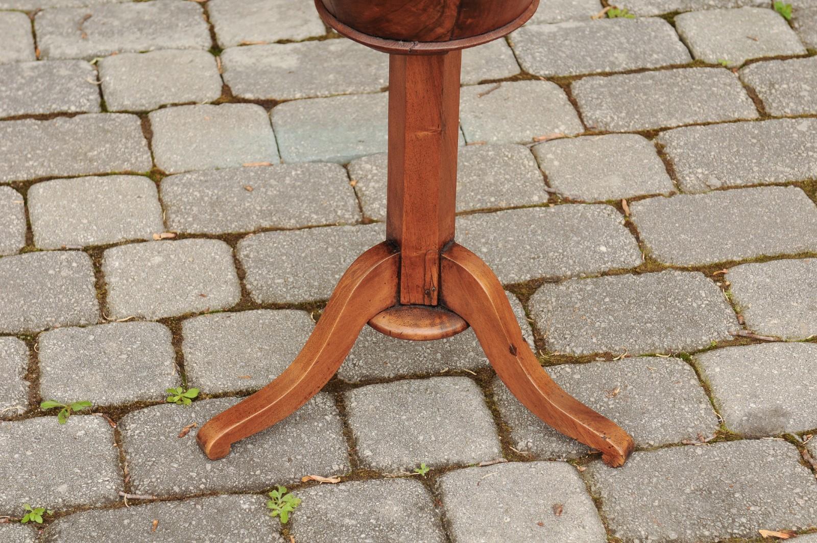 French Walnut Guéridon Side Table with Circular Top and Tripod Base, circa 1875 In Good Condition For Sale In Atlanta, GA