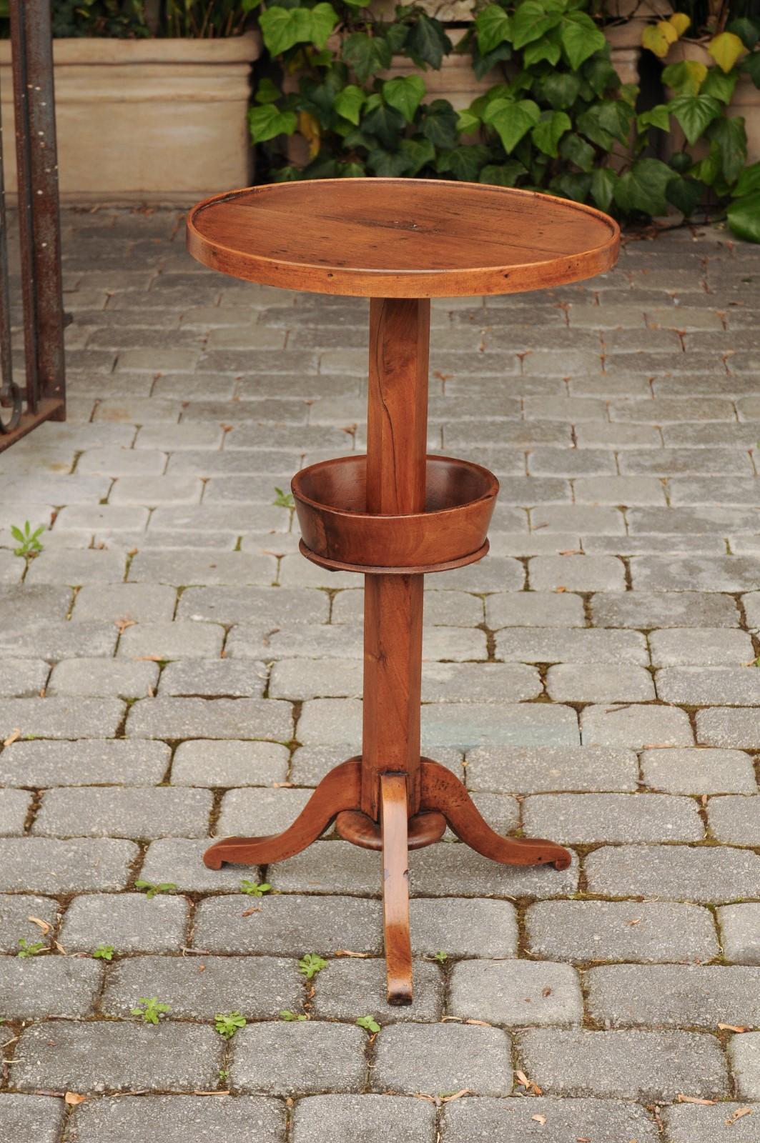 19th Century French Walnut Guéridon Side Table with Circular Top and Tripod Base, circa 1875 For Sale