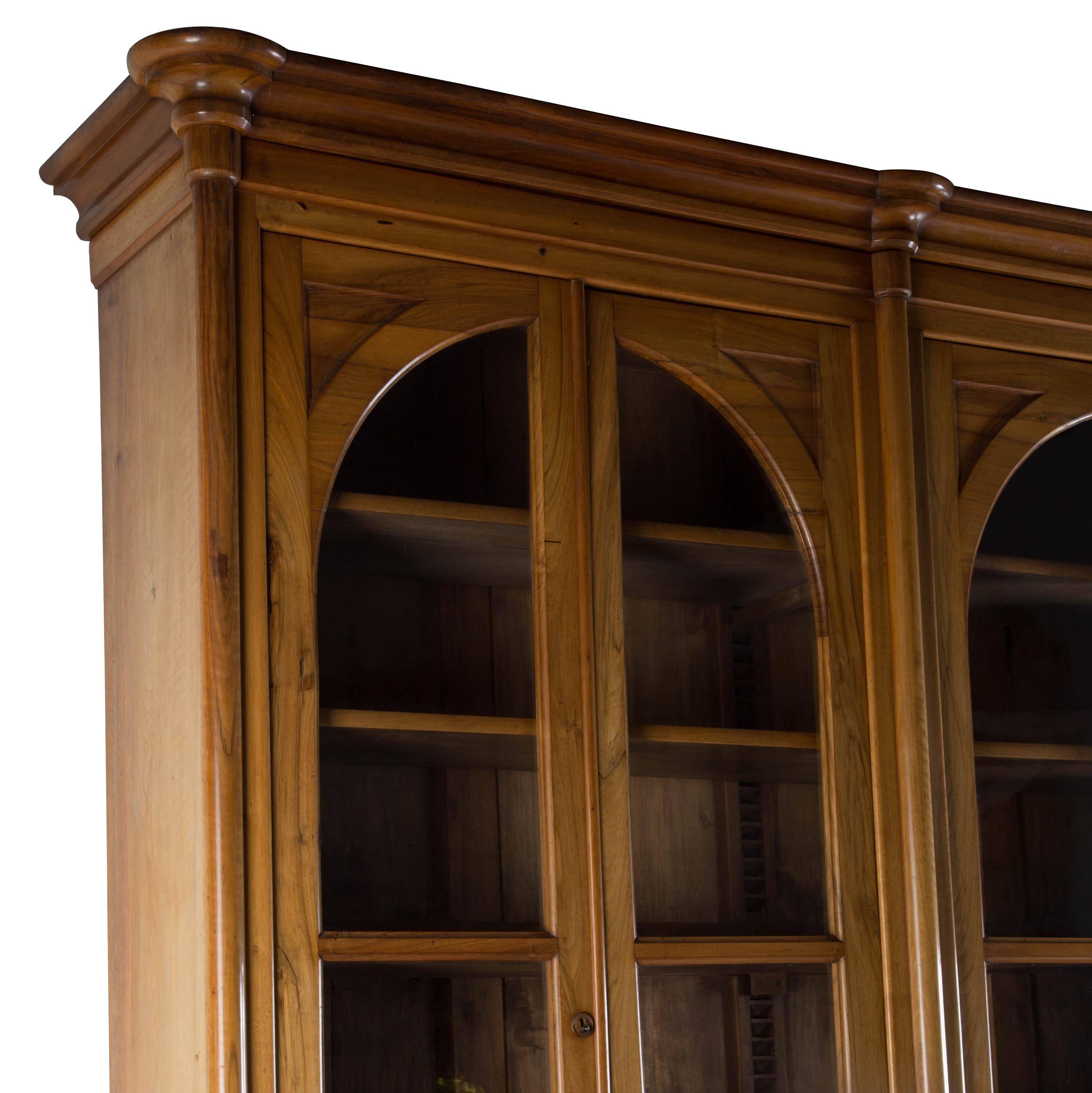 French Walnut Library Bookcase In Good Condition In Gloucestershire, GB