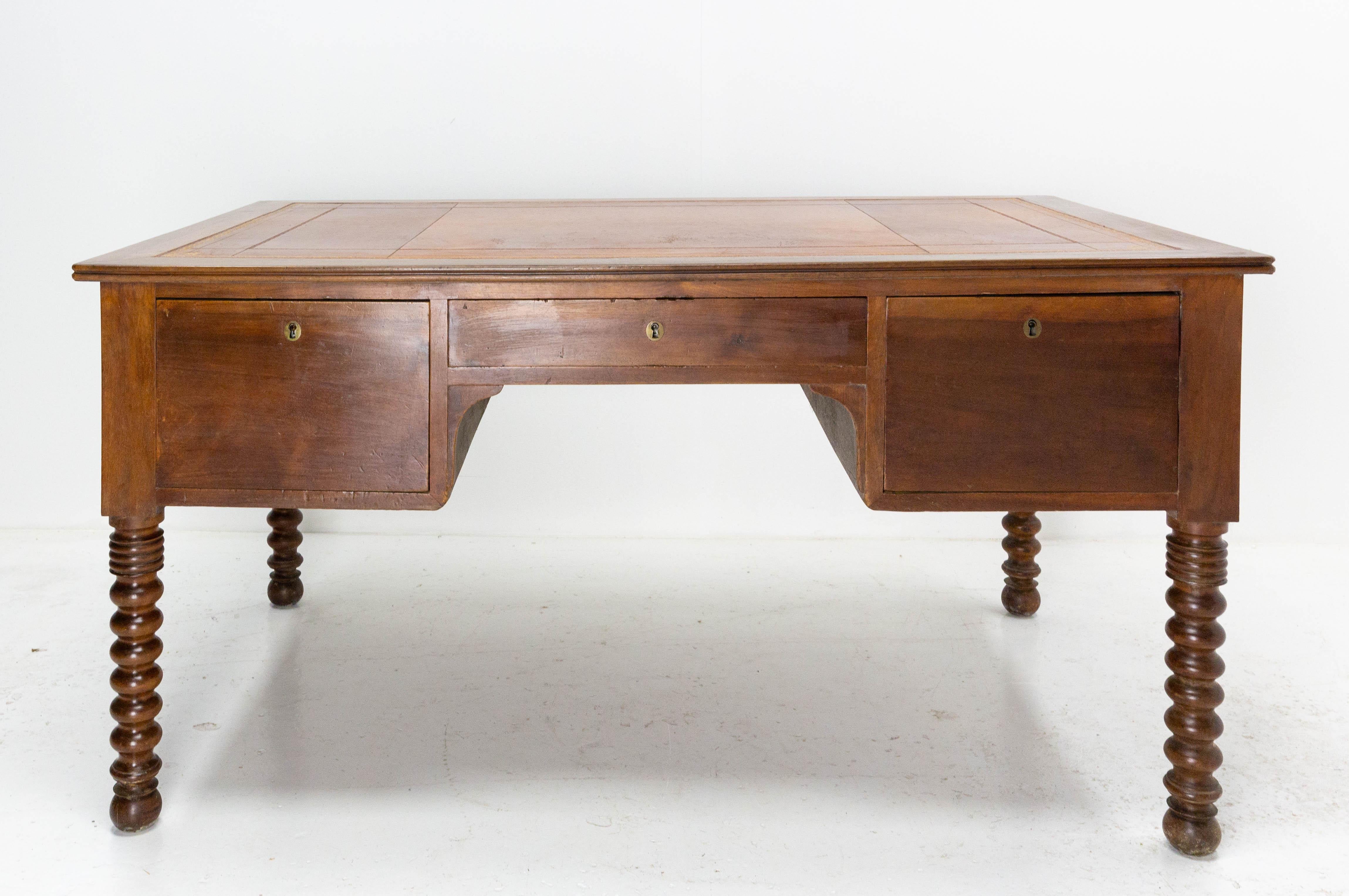 French 19th century Louis Philippe walnut desk, the top is recovered of aniline leather
Three drawers and turned legs,
Good condition.

Shipping: W 150, H 75, P 96.5 cm 64 kg.