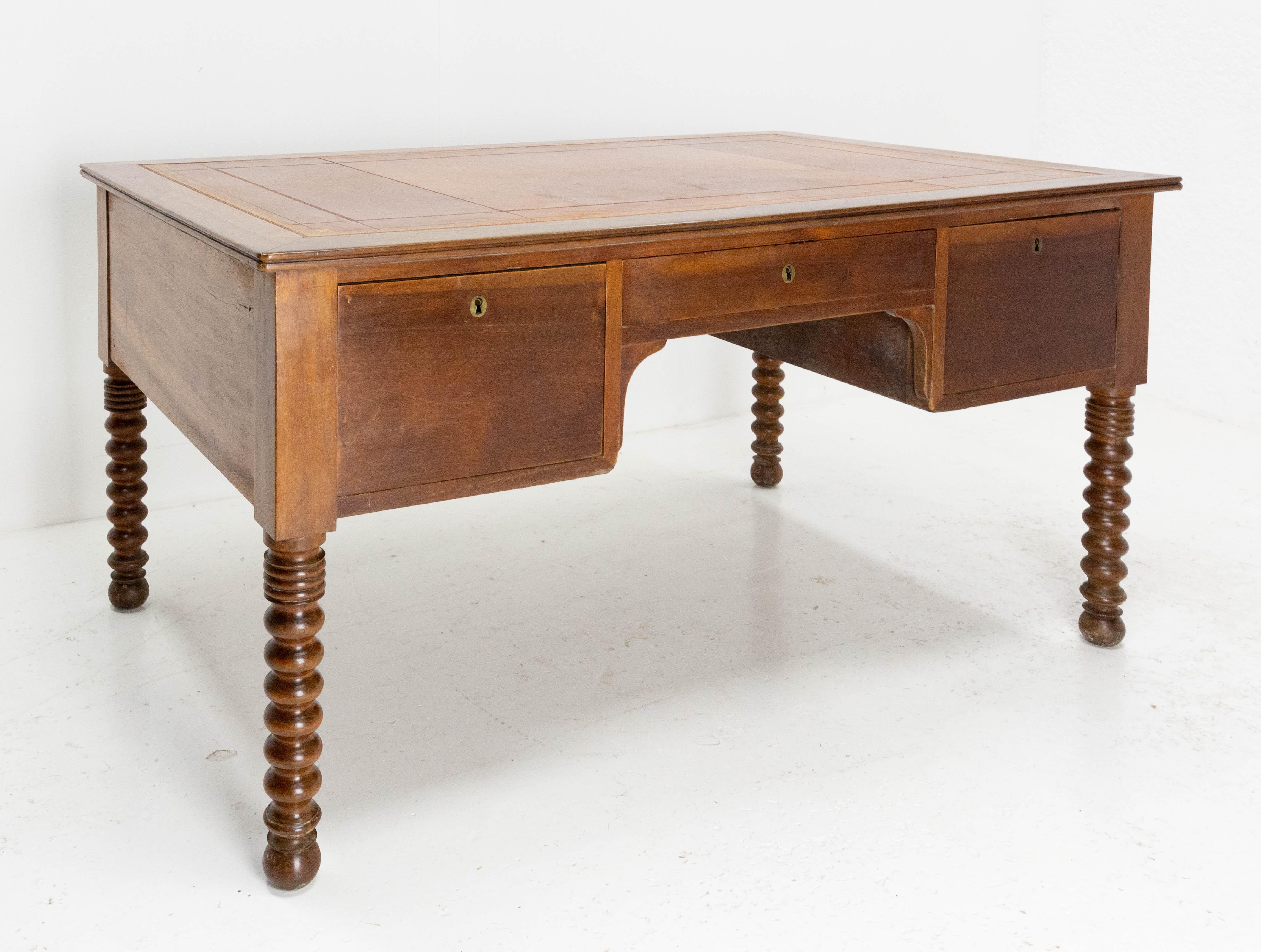 French Walnut Louis Philippe Desk Leather Top Writing Table, 19th Century In Good Condition In Labrit, Landes