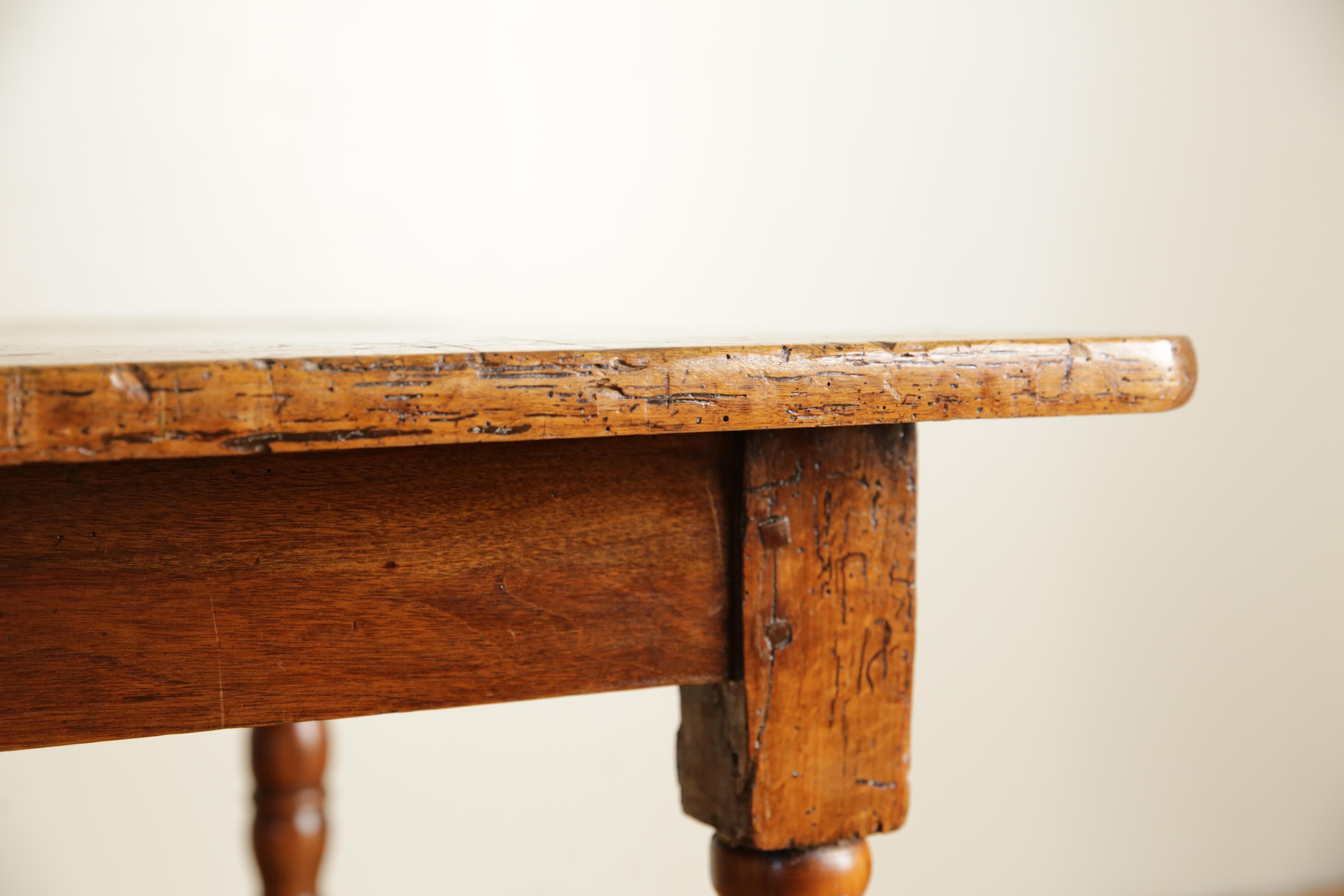 Milieu du XIXe siècle Table à 1 tiroir d'époque Louis Philippe, vers 1840 et plus tard en vente