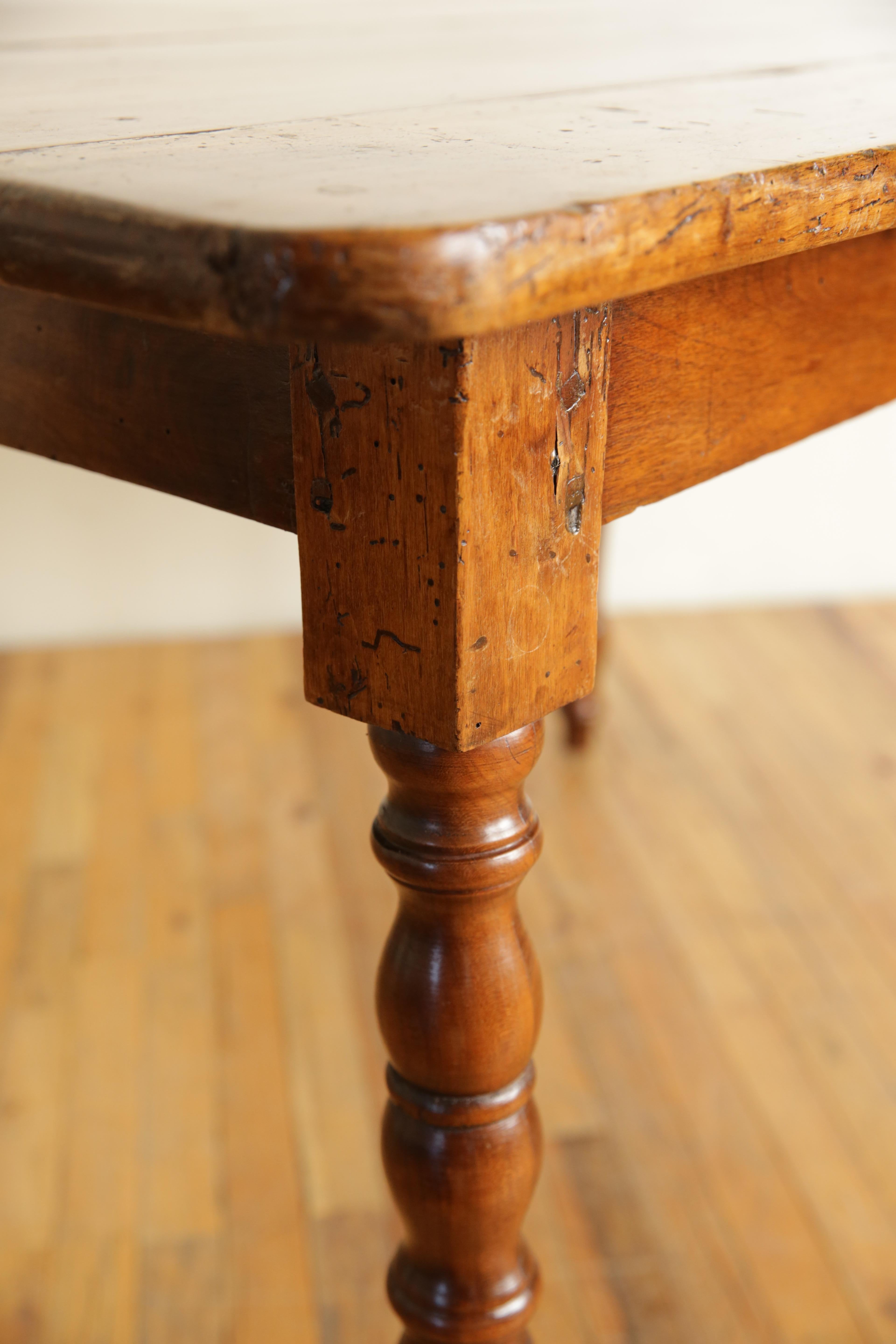 Noyer Table à 1 tiroir d'époque Louis Philippe, vers 1840 et plus tard en vente