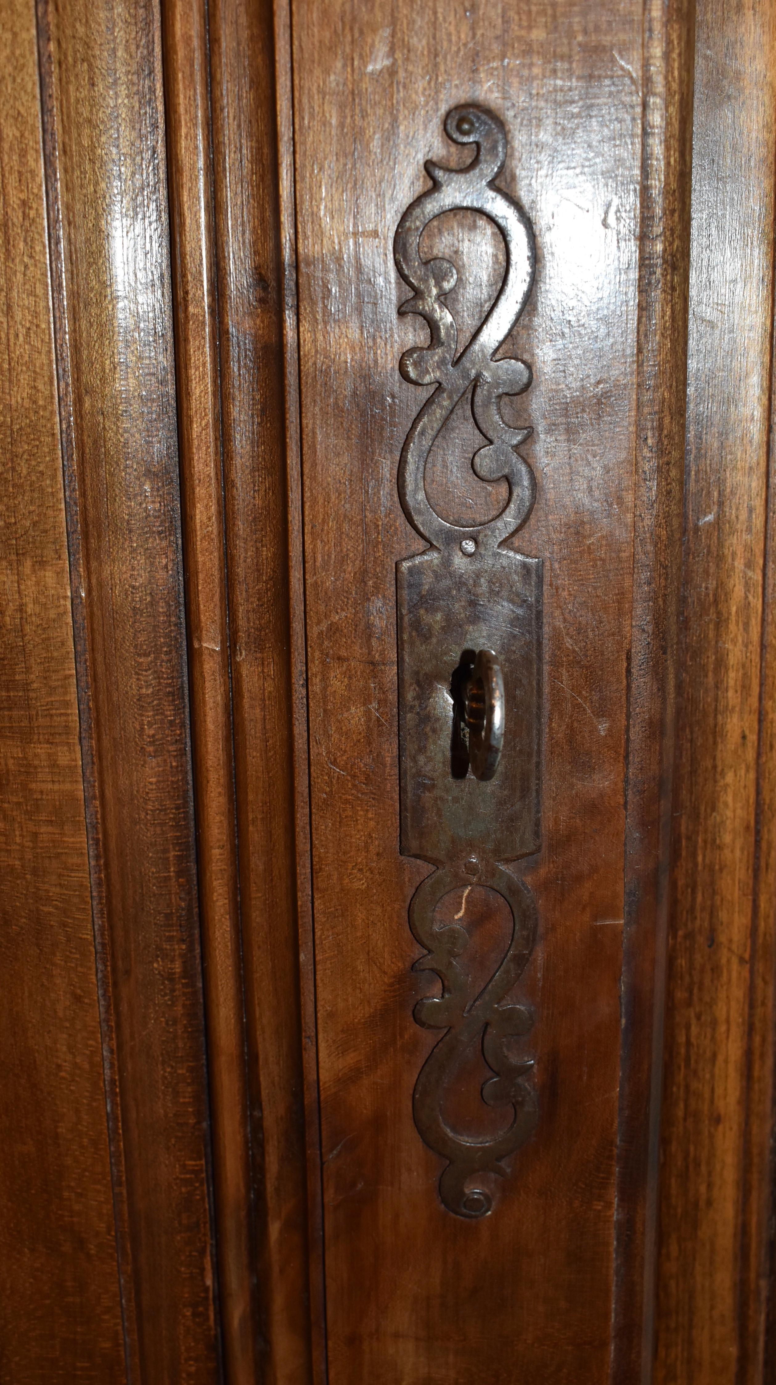 French Walnut Louis XV Petite Corner Cabinet, circa 1900 2